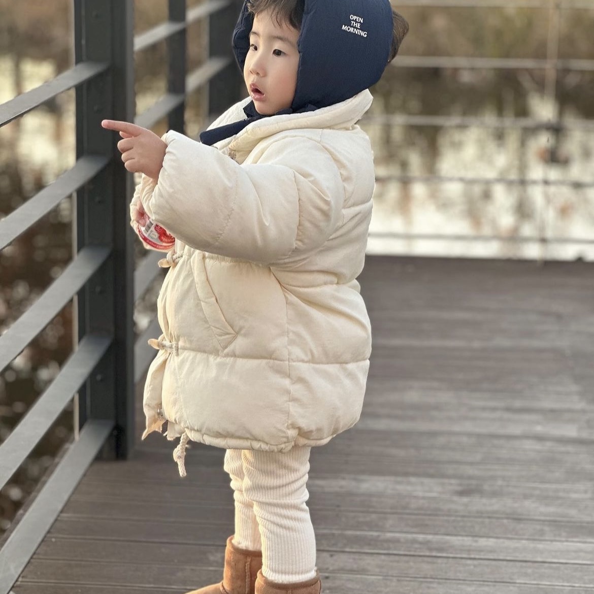 (Kids) UGG Classic II Mini Boots Chestnut 착용 스타일