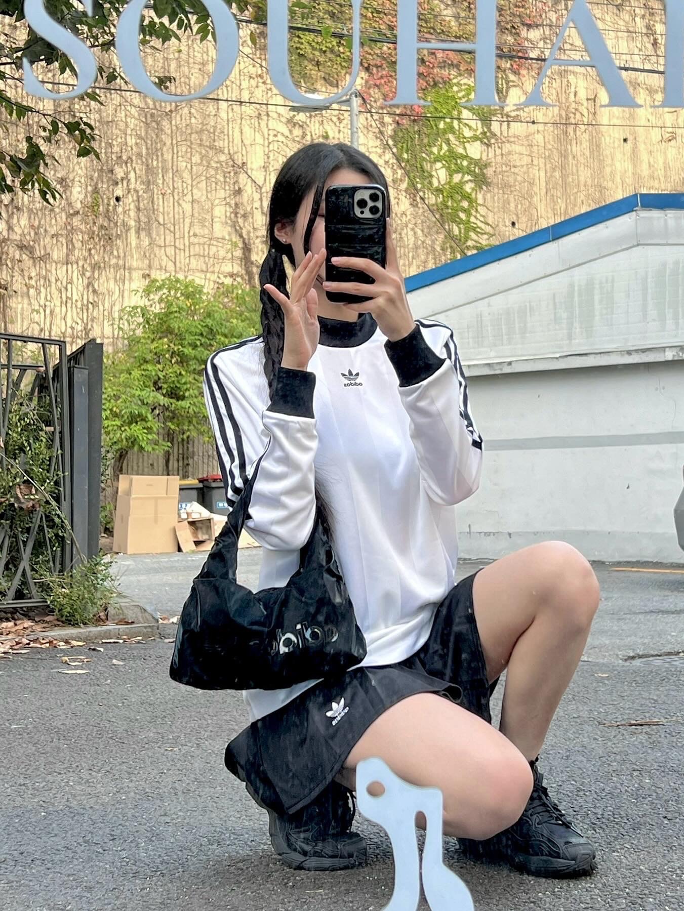 Adidas Satin Small Shoulder Bag Black, (W) Adidas Astir Triple Black 착용 스타일 - 2