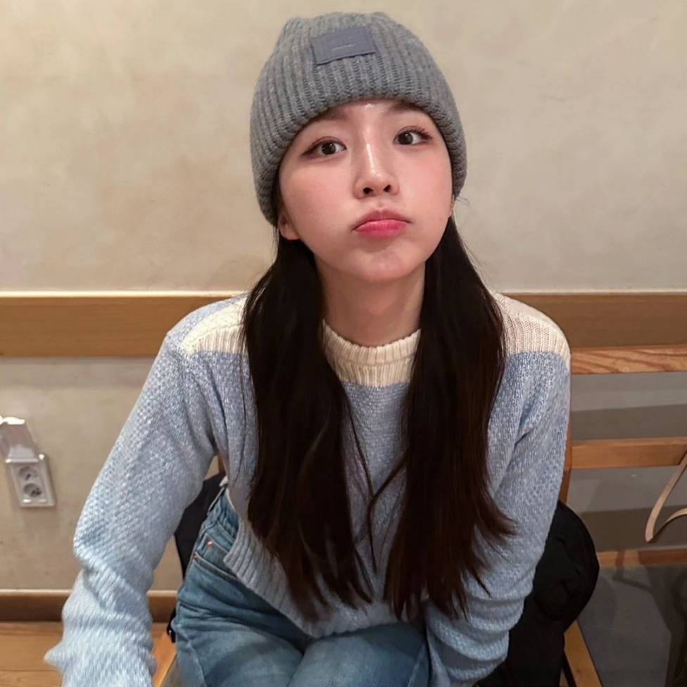 Acne Studios Large Face Logo Beanie Grey Melange 착용 스타일 - 1