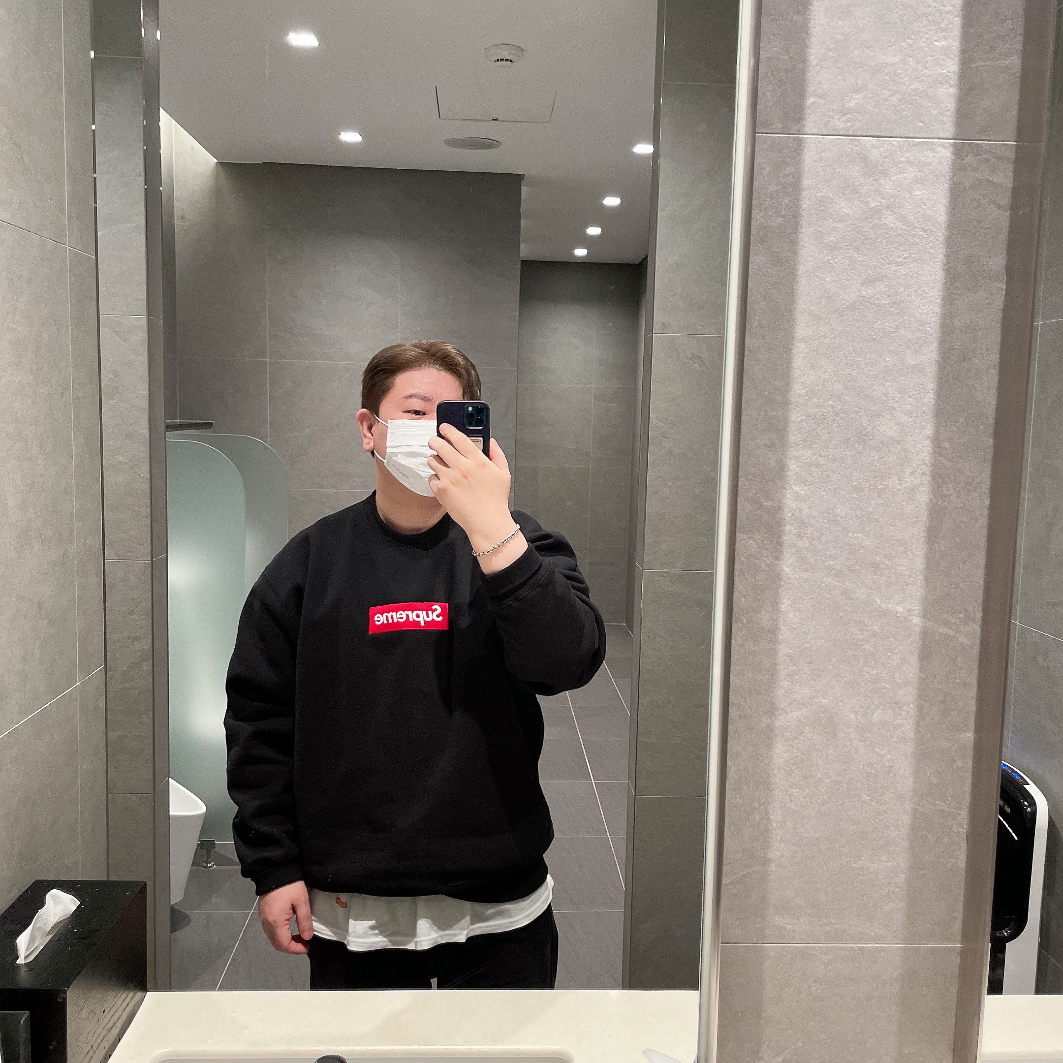 Supreme Box Logo Crewneck Black - 22FW, Supreme Hanes Tagless T-Shirt White (3 Pack) 착용 스타일