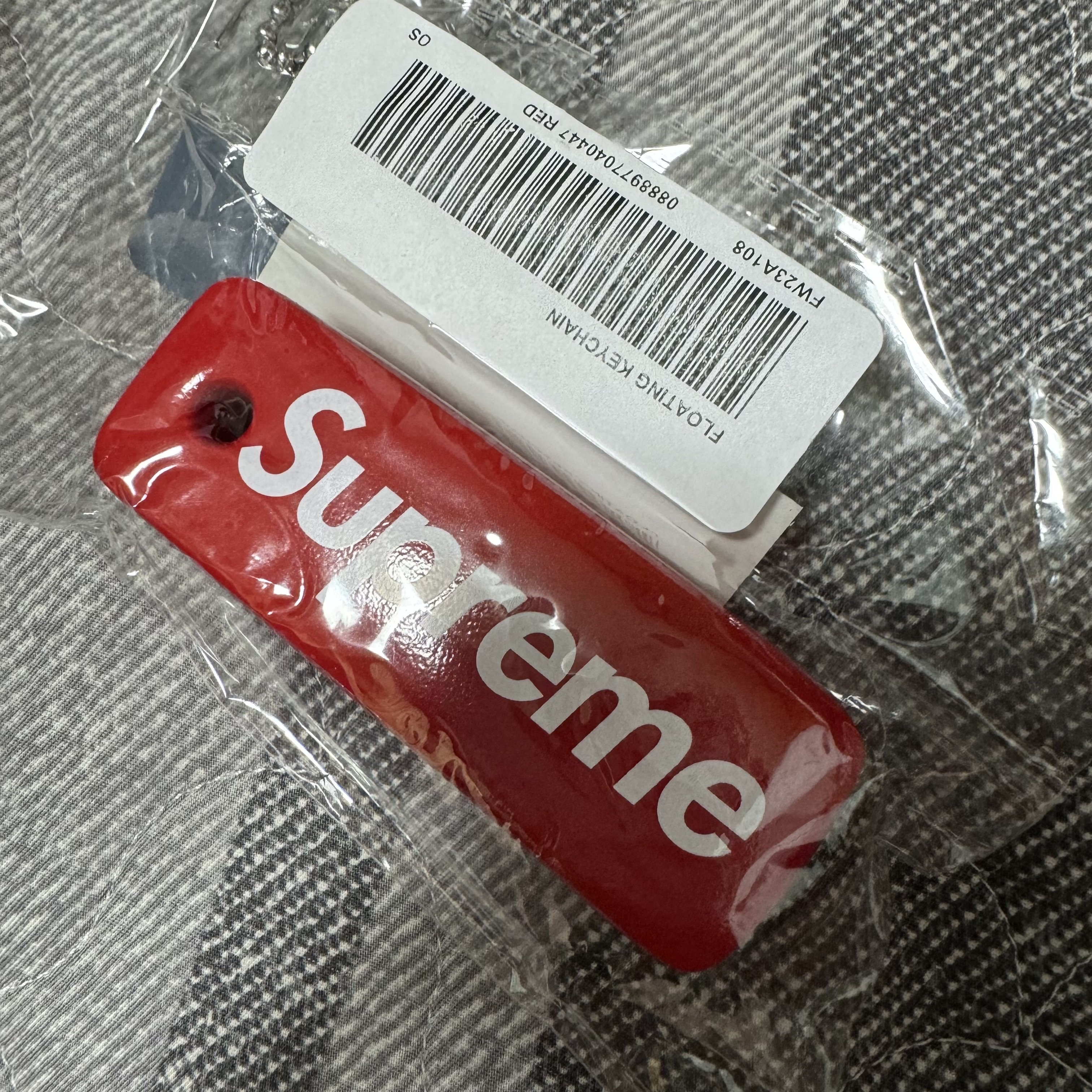 Supreme Floating Keychain Red - 23FW 착용 스타일