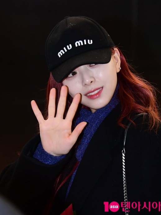 (W) Miu Miu Drill Baseball Cap Black 착용 스타일