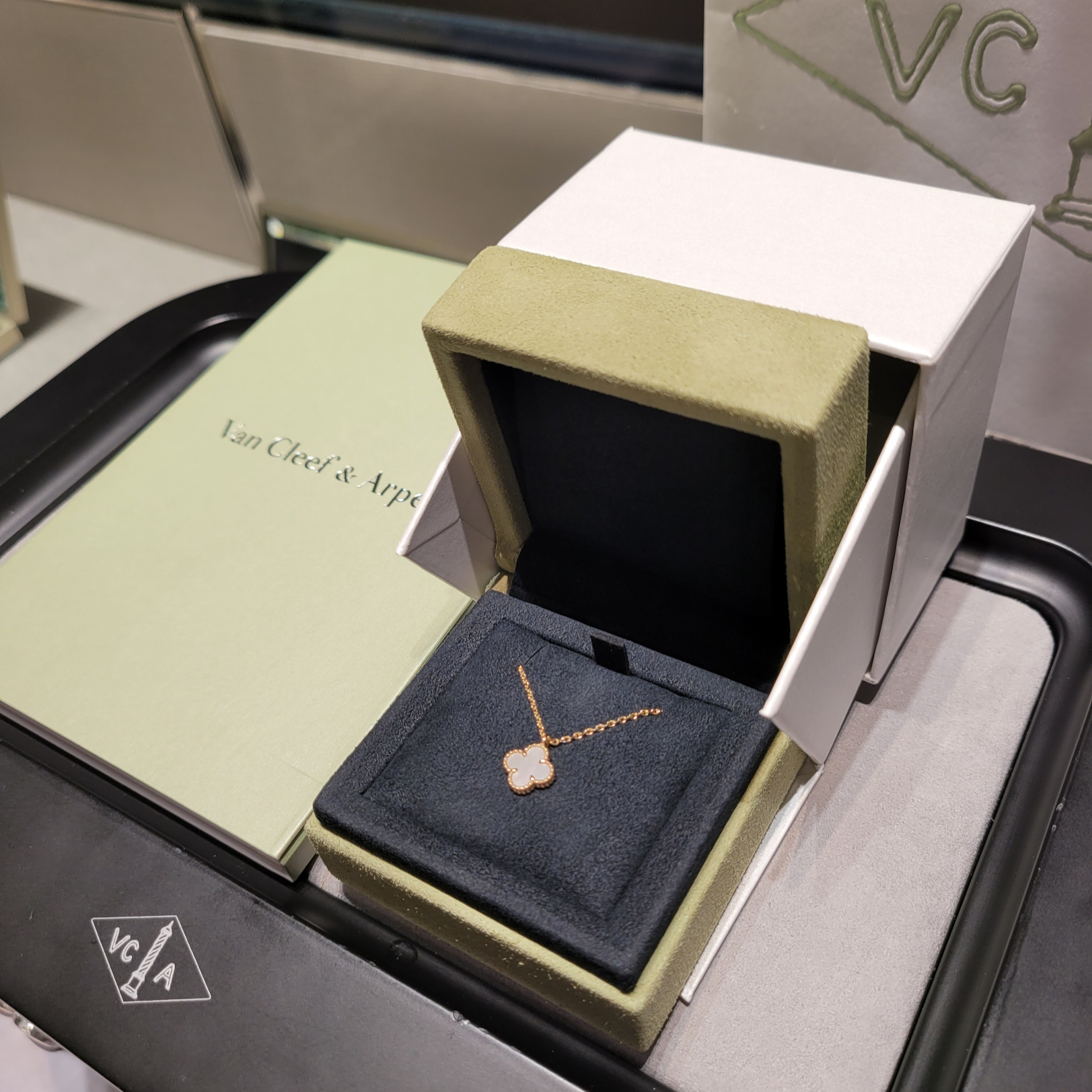 (W) Van Cleef & Arpels Sweet Alhambra Pendant Yellow Gold Mother of Pearl 착용 스타일
