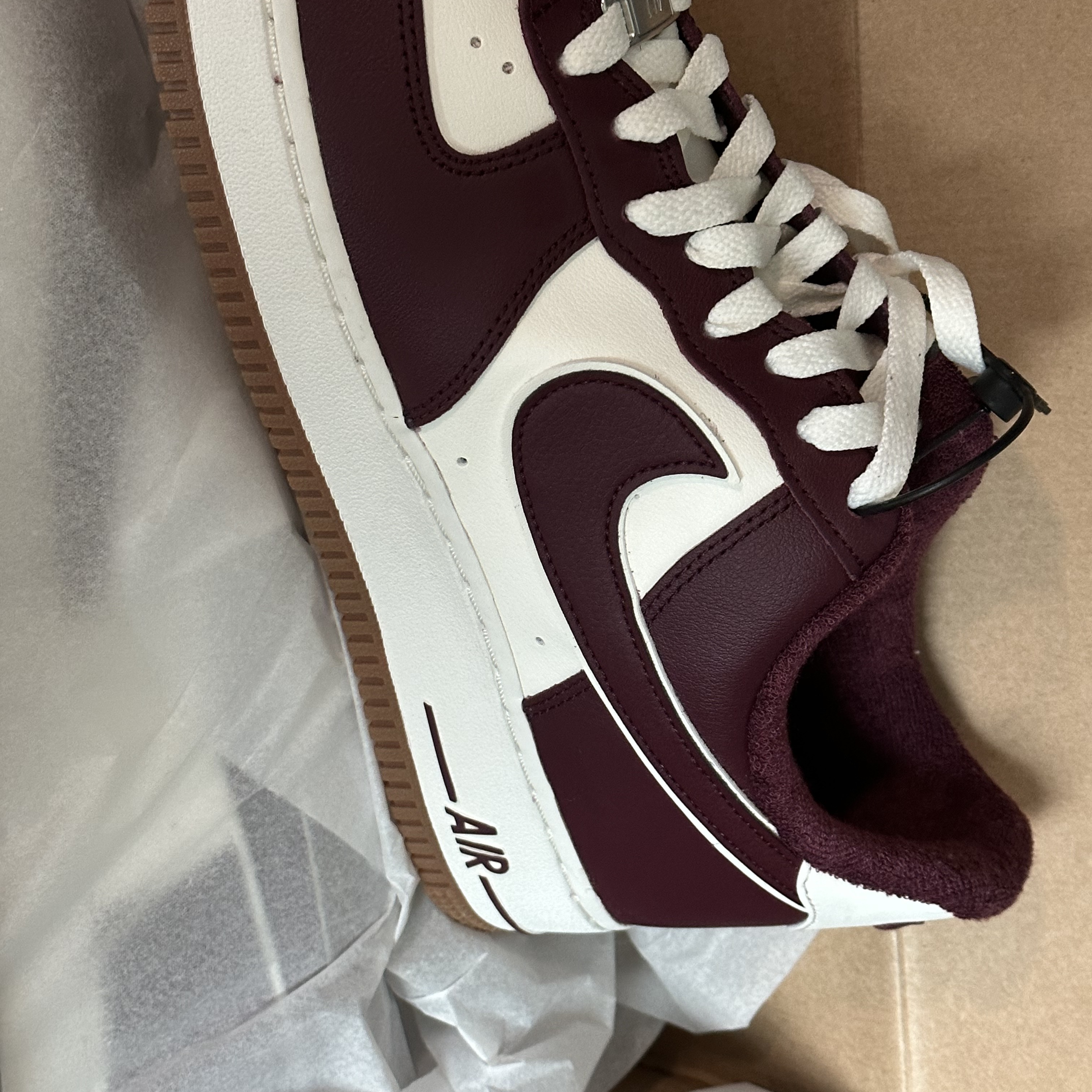 Nike Air Force 1 '07 LV8 Night Maroon 착용 스타일 - 2