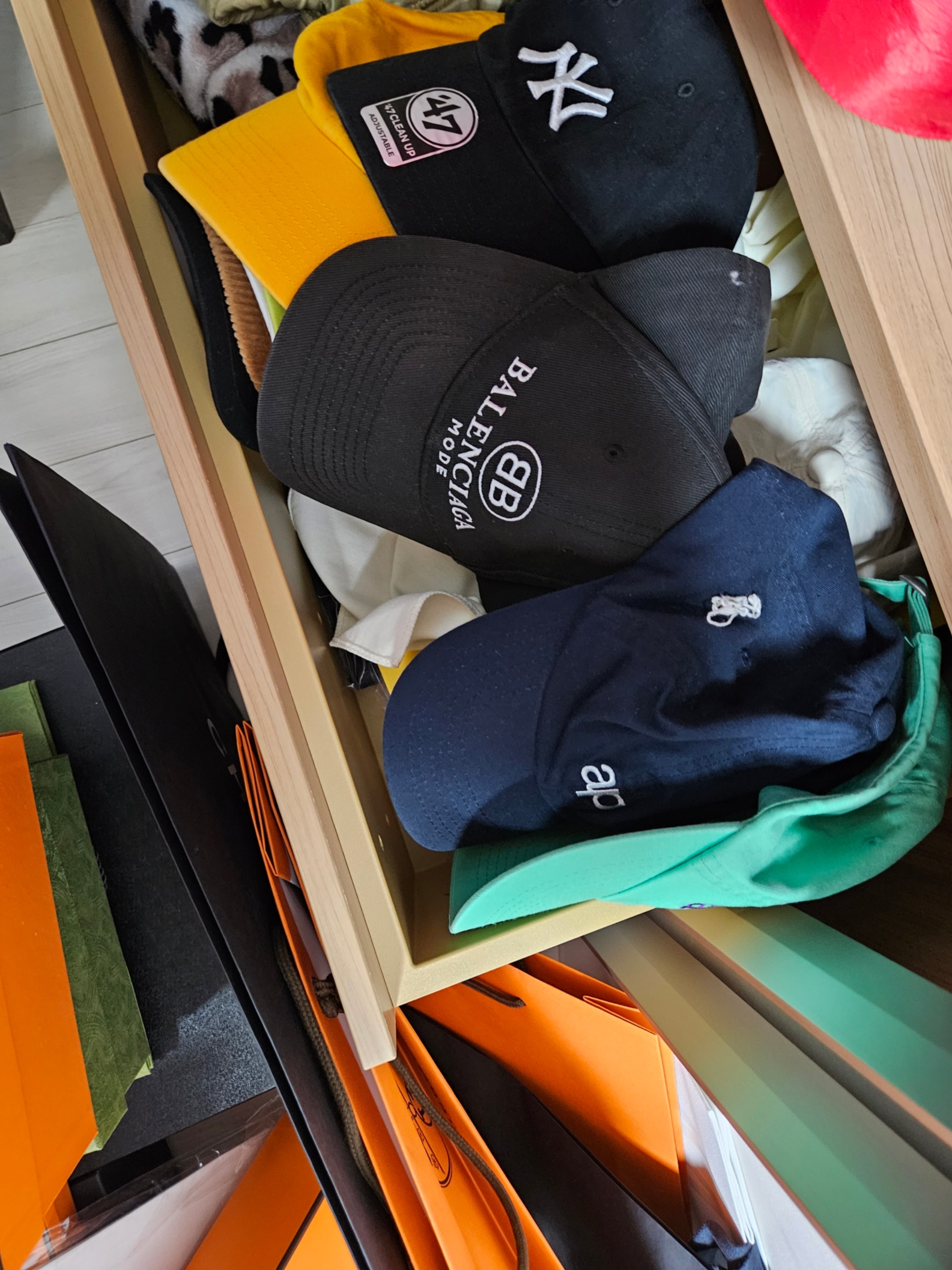 (W) Balenciaga Embroidered Logo Classic Baseball Cap White, (W) Balenciaga Embroidered Logo Cap Pink 착용 스타일 - 3