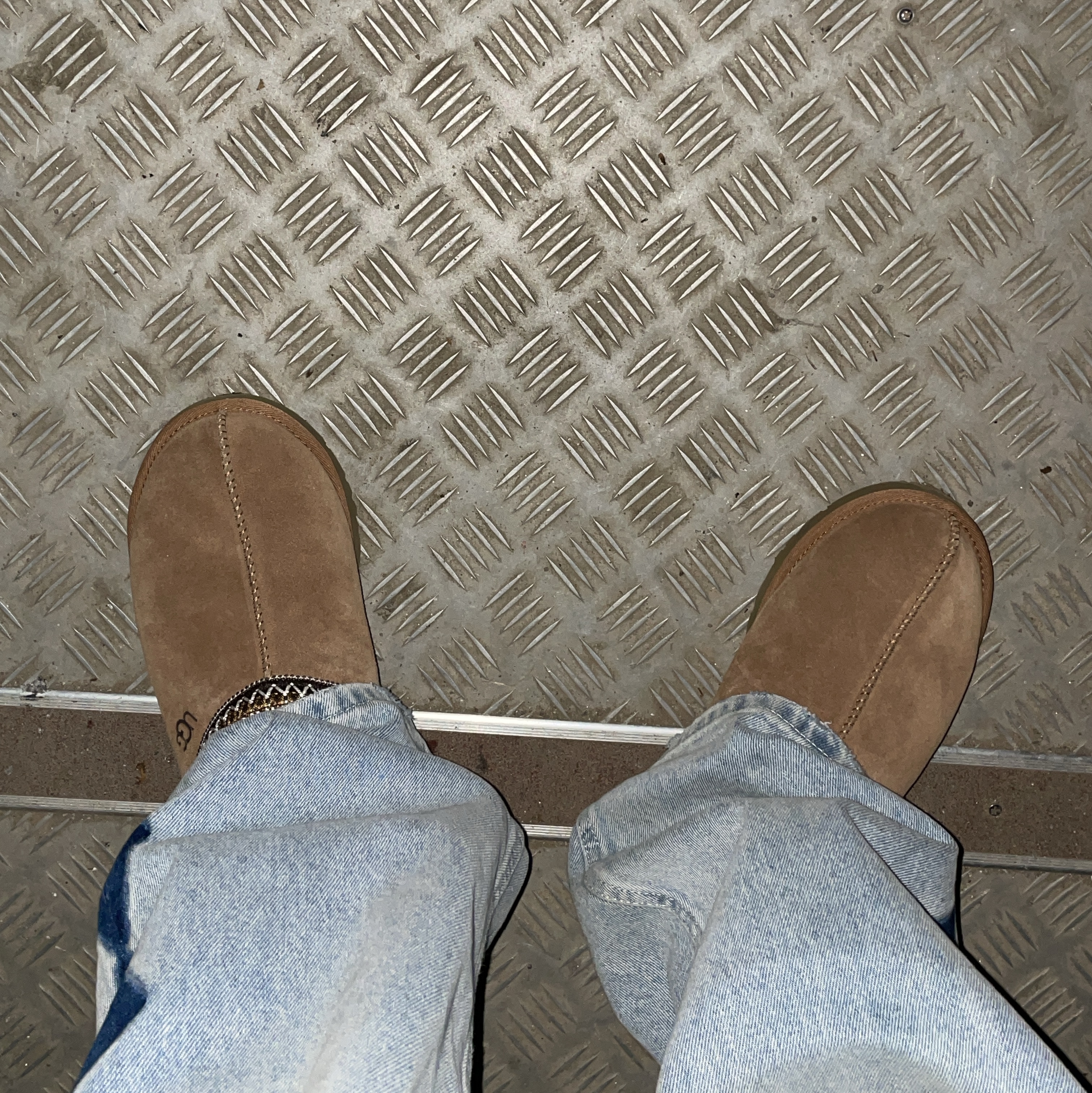 UGG Tasman Slipper Chestnut 착용 스타일