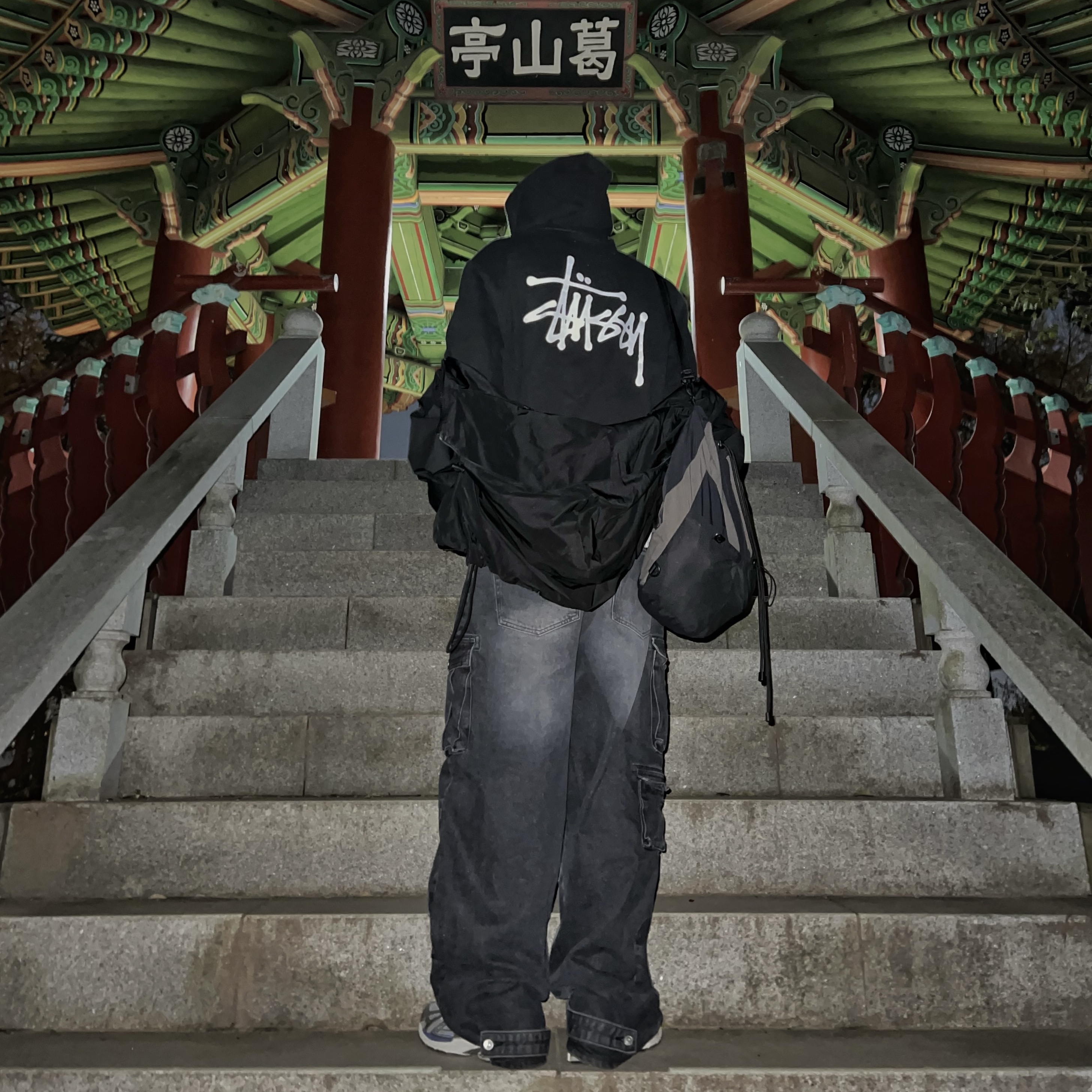 Stussy Basic Stussy Hoodie Black 2021, New Balance 1906R Silver Metallic 착용 스타일 - 4