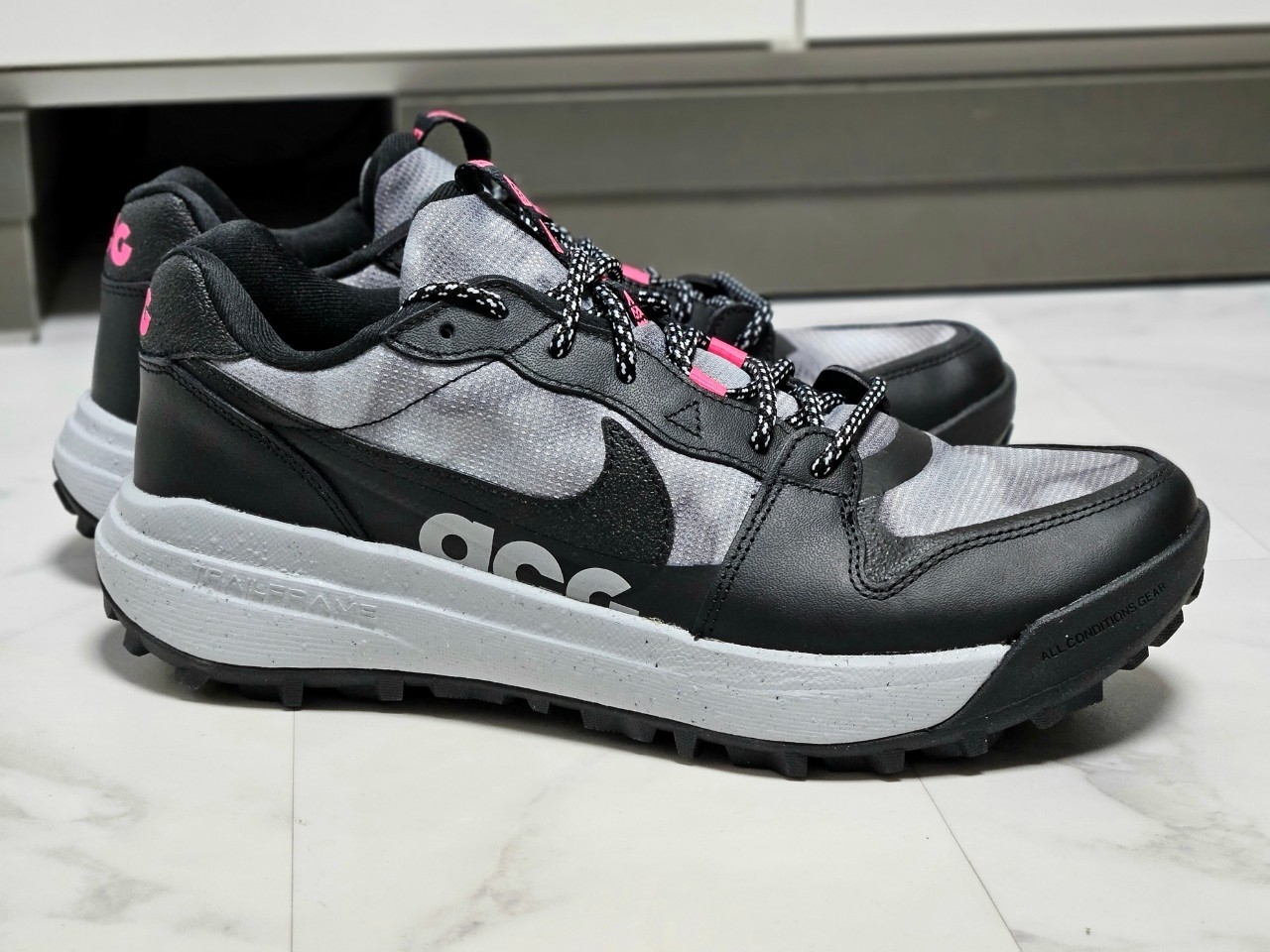 Nike ACG Lowcate SE Black Hyper Pink 착용 스타일 - 3