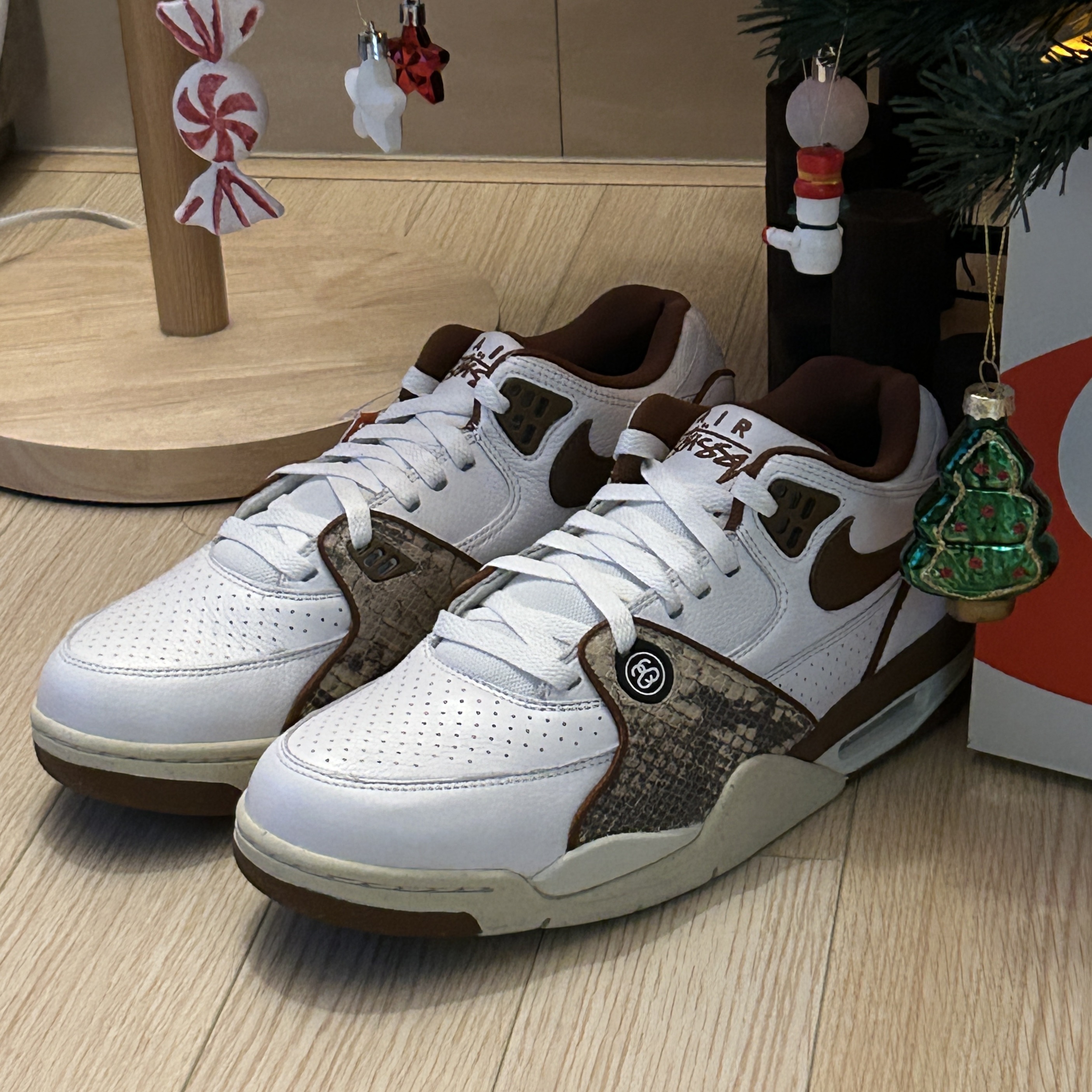 Nike x Stussy Air Flight 89 Low White and Pecan 착용 스타일 - 2