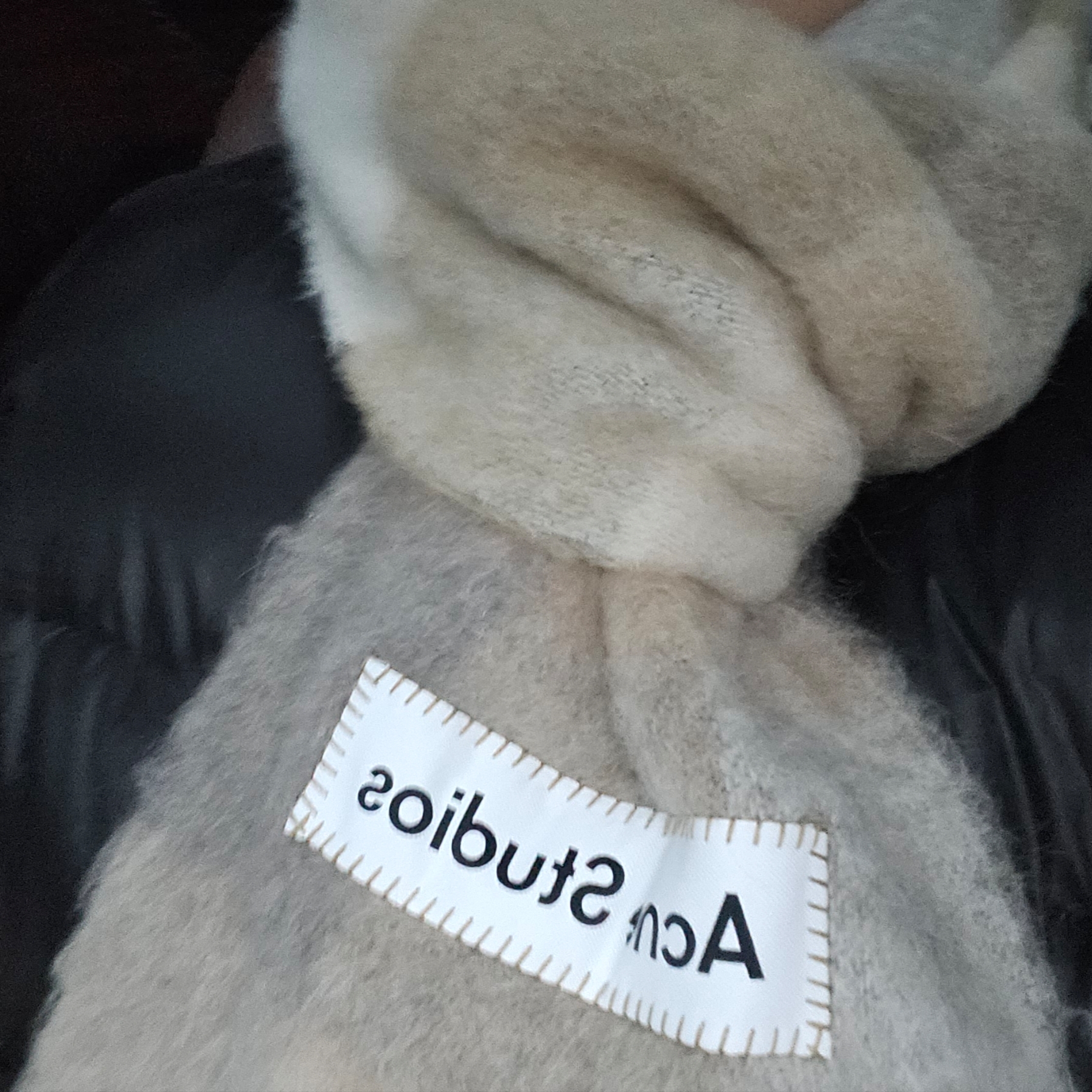 Acne Studios Mohair Check Muffler White Beige 착용 스타일
