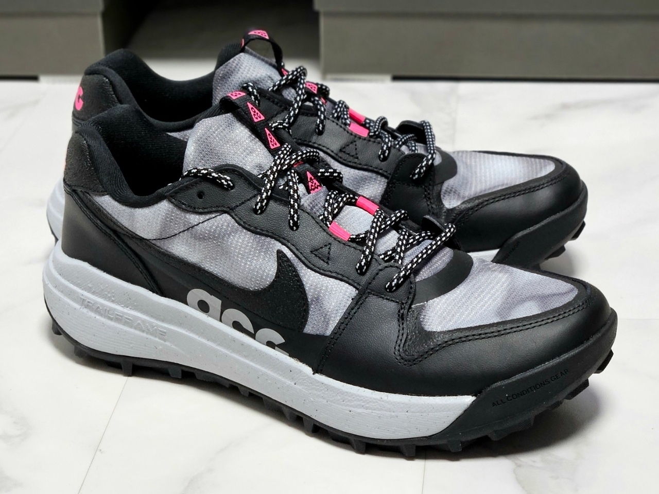 Nike ACG Lowcate SE Black Hyper Pink 착용 스타일 - 2