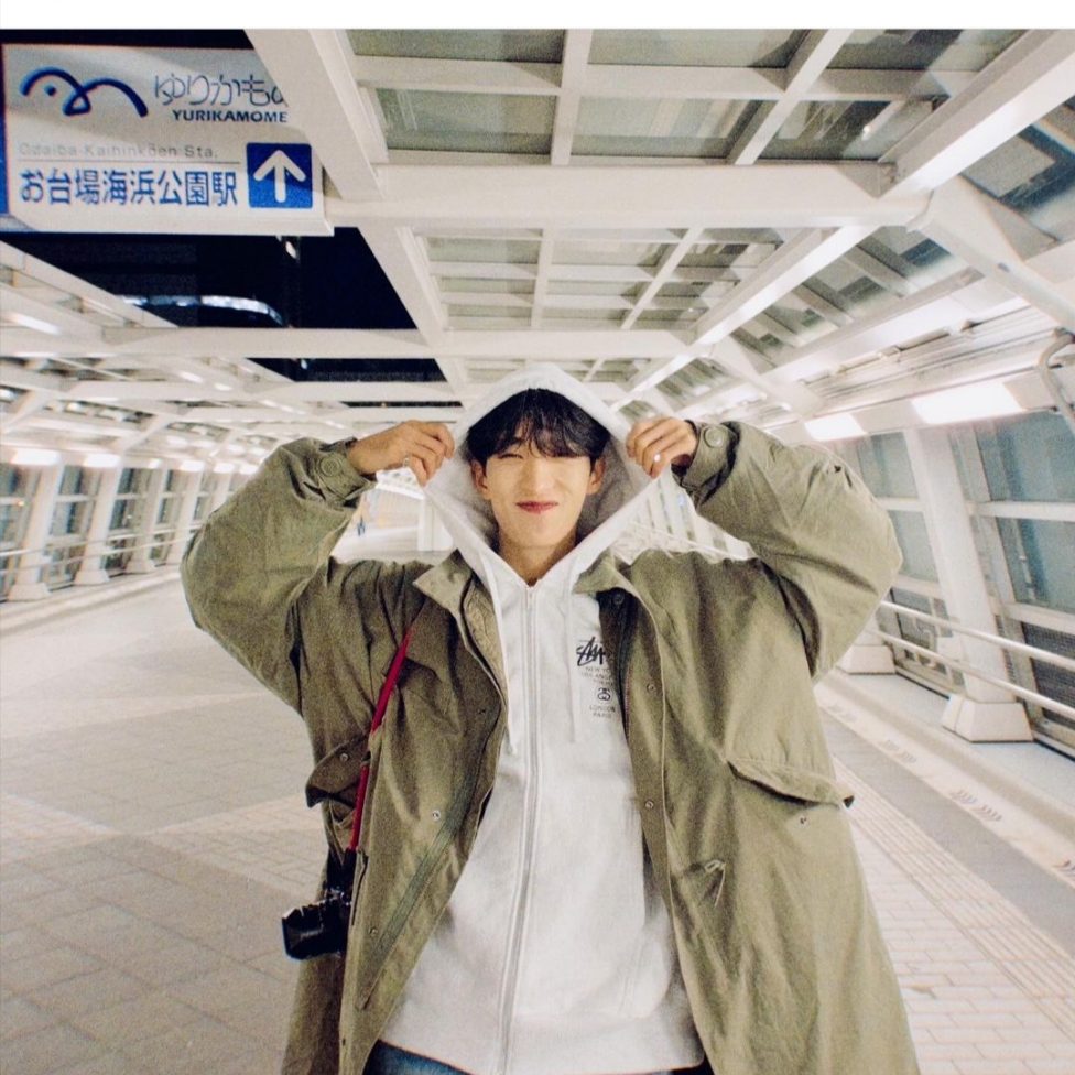 Stussy World Tour Zip Hoodie Ash Heather 2023 착용 스타일 - 1