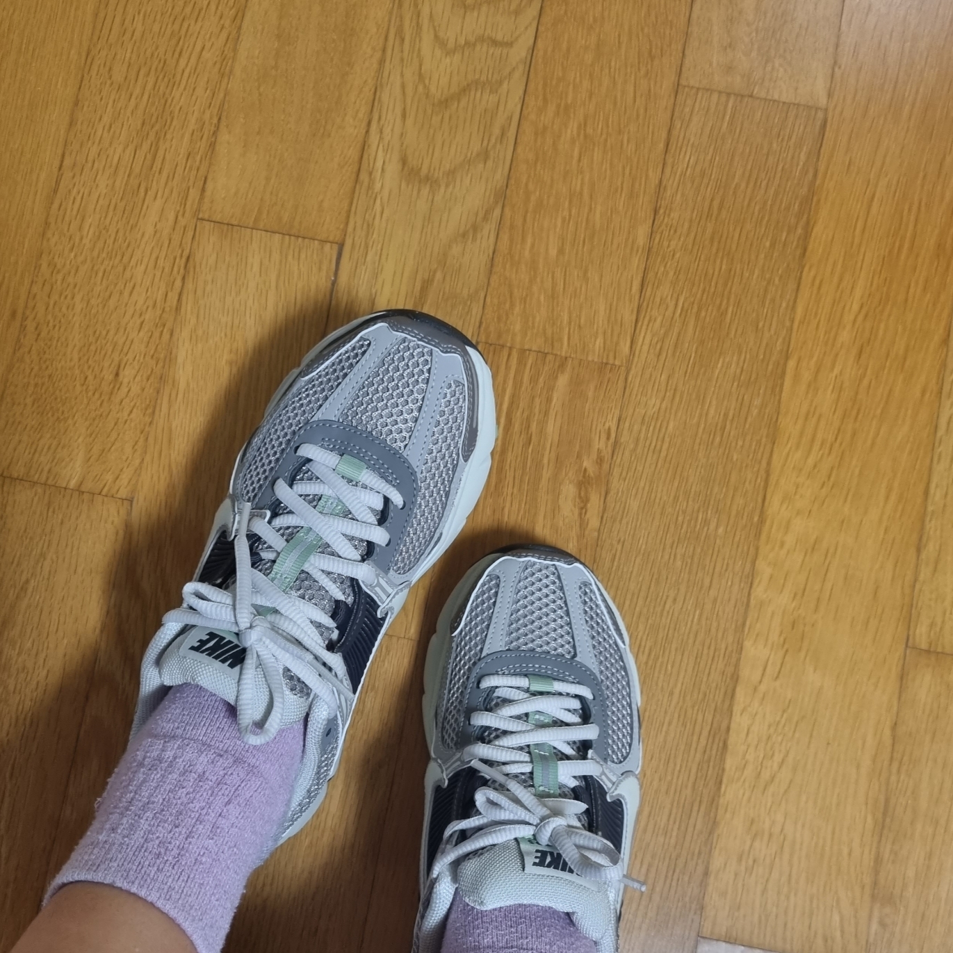 (W) Nike Zoom Vomero 5 Cobblestone and Flat Pewter 착용 스타일