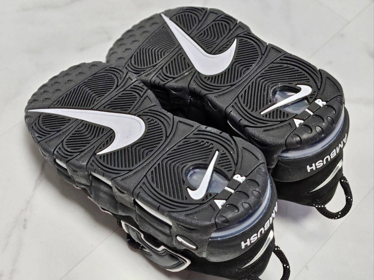 Nike x Ambush Air More Uptempo Low Black and White 착용 스타일 - 10