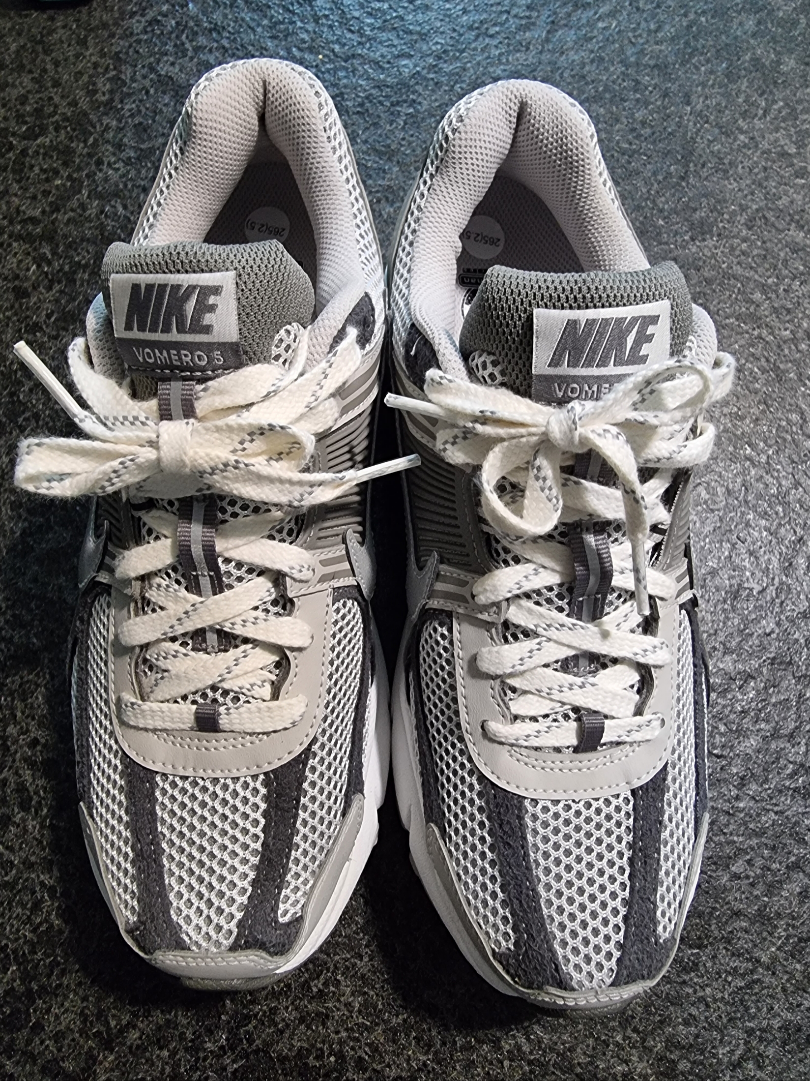 Nike Zoom Vomero 5 PRM Light Iron Ore and Flat Fewter 착용 스타일