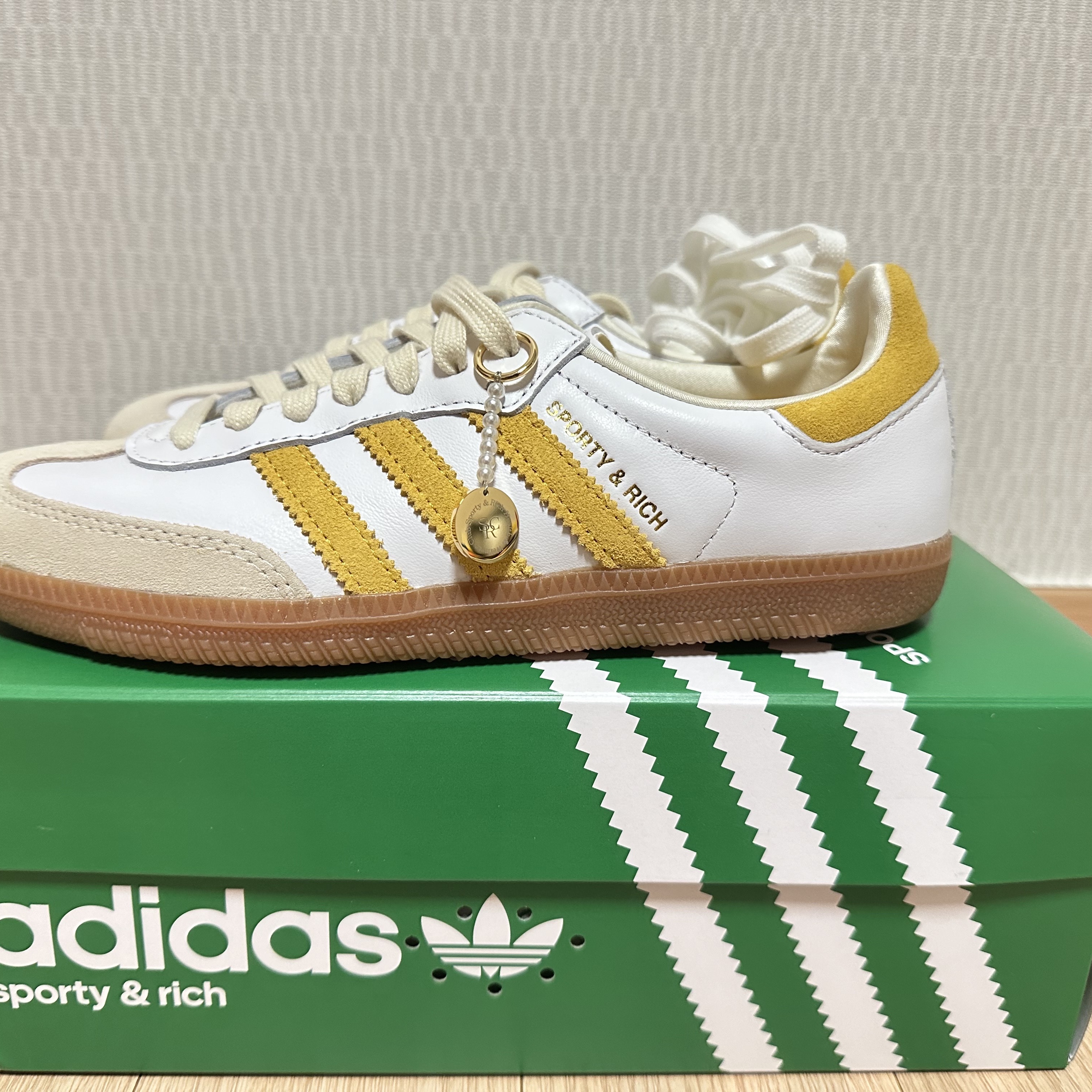 Adidas x Sporty & Rich Samba OG Cloud White Bold Gold 착용 스타일 - 4