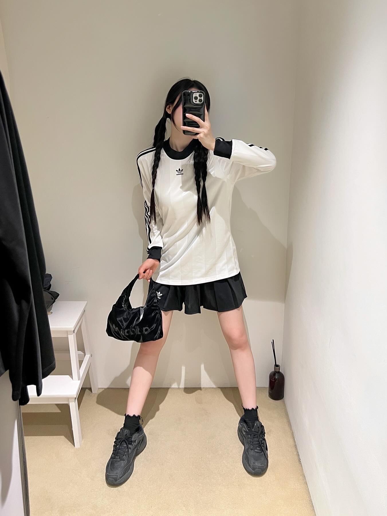 Adidas Satin Small Shoulder Bag Black, (W) Adidas Astir Triple Black 착용 스타일 - 1