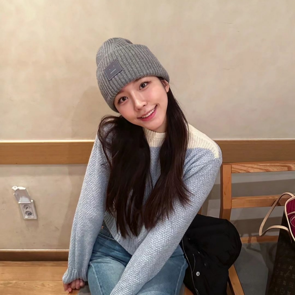 Acne Studios Large Face Logo Beanie Grey Melange 착용 스타일 - 4