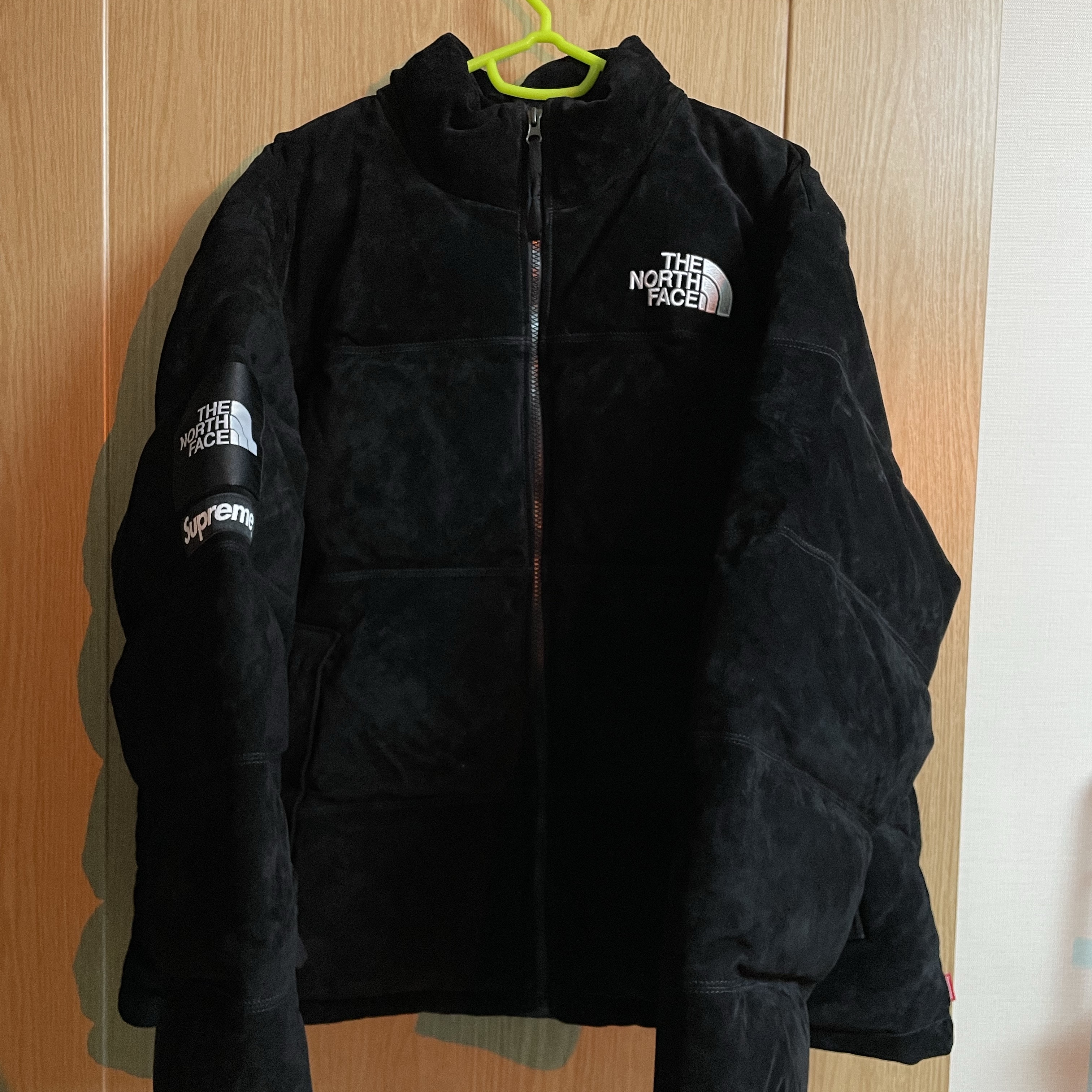 Supreme x The North Face Suede Nuptse Jacket Black - 23FW 착용 스타일 - 3