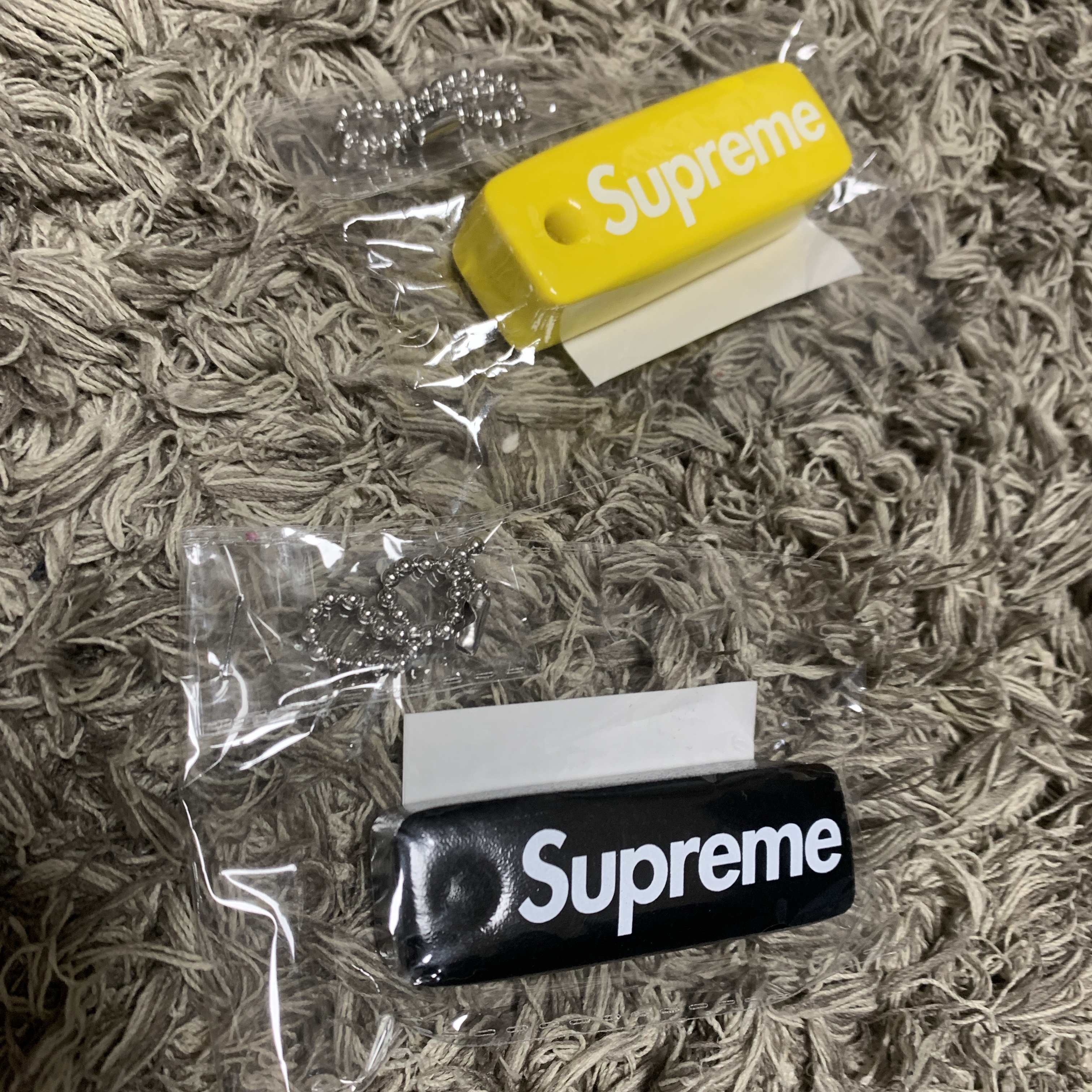 Supreme Floating Keychain Black - 23FW, Supreme Floating Keychain Yellow - 23FW 착용 스타일