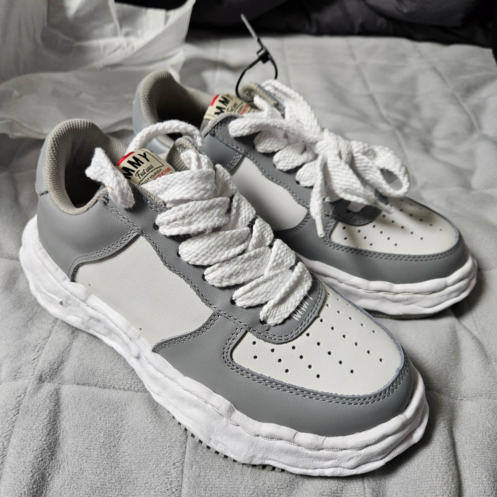 Maison Mihara Yasuhiro Wayne OG Sole Leather Low-top Sneakers Gray White 착용 스타일 - 2