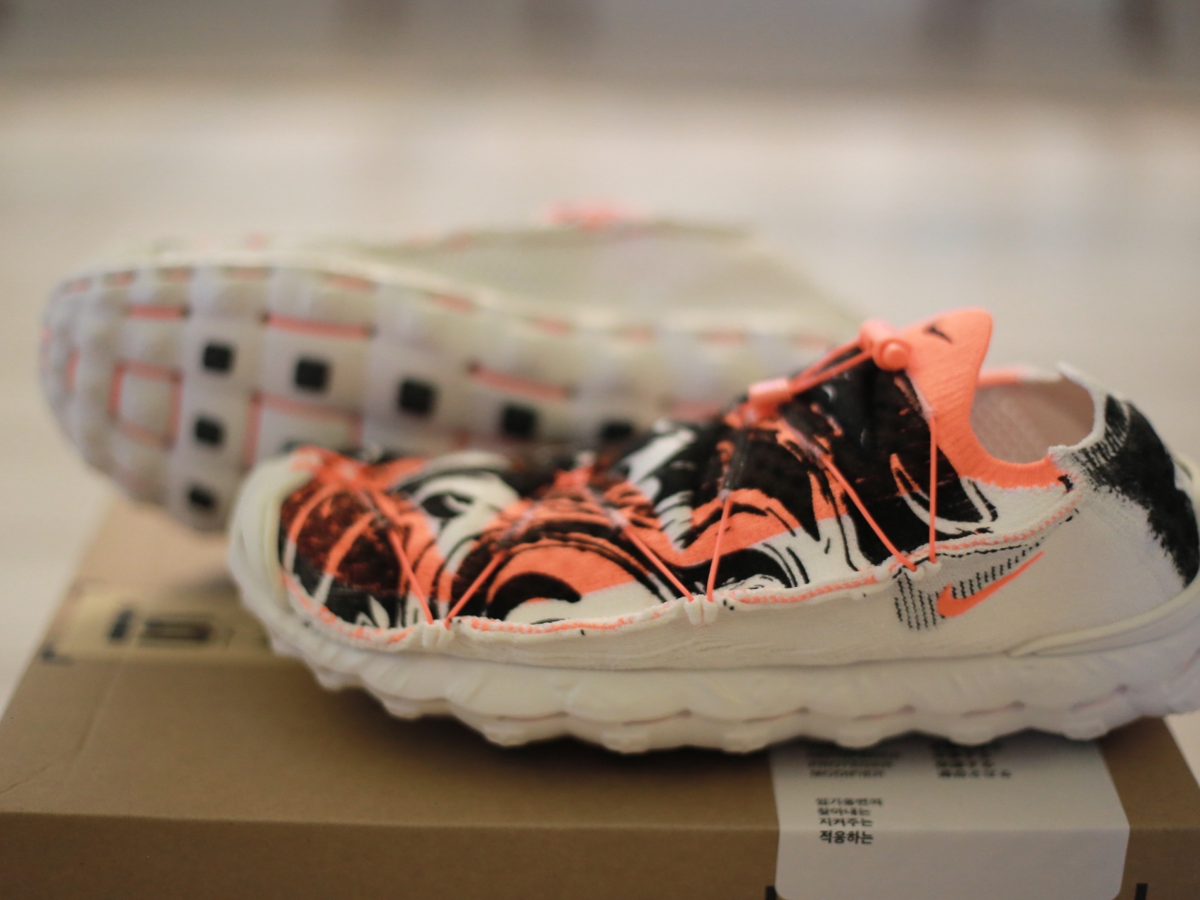 Nike ISPA Mindbody White and Total Orange, Nike ISPA Mindbody Black and White 착용 스타일 - 4