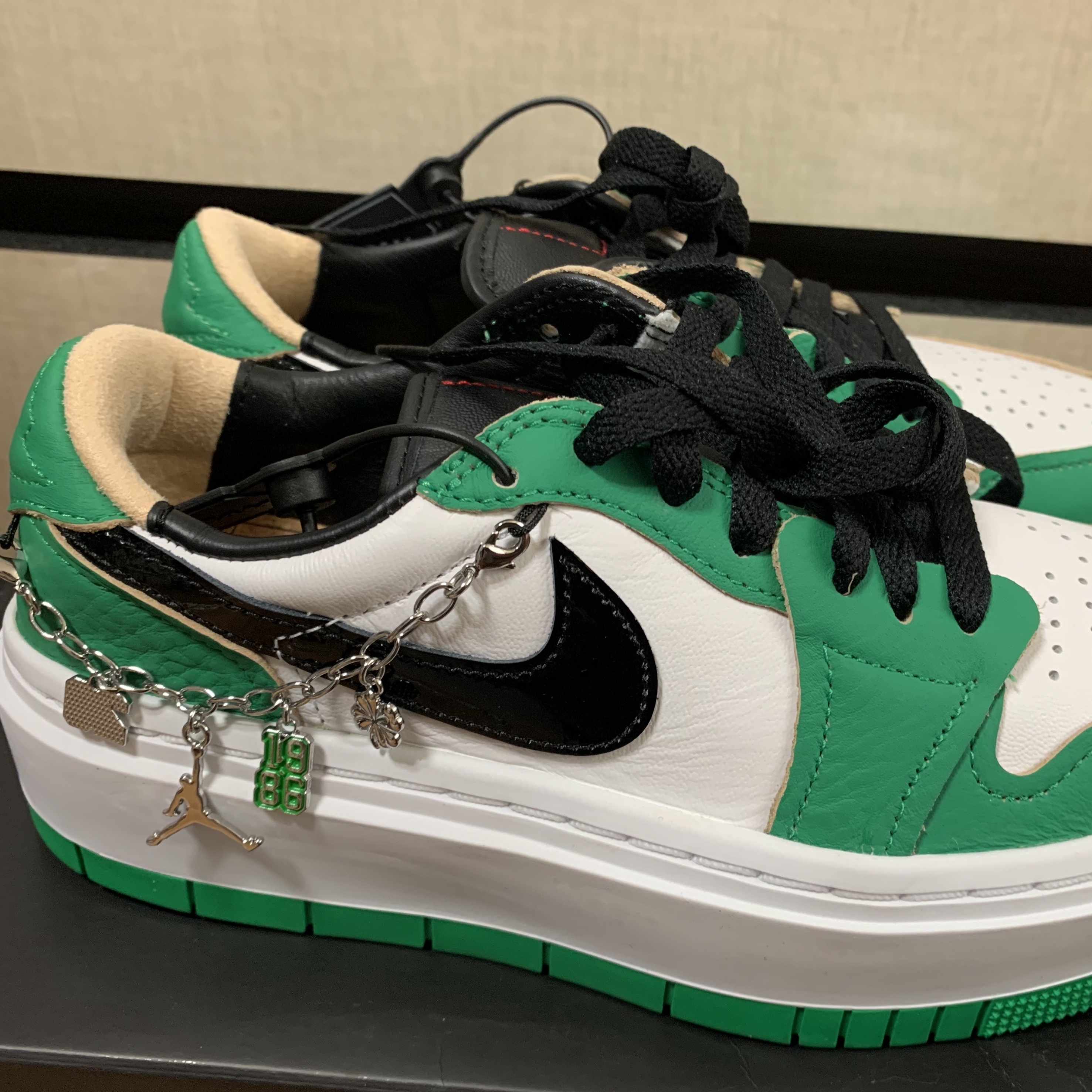 (W) Jordan 1 Elevate Low SE Lucky Green 착용 스타일 - 1