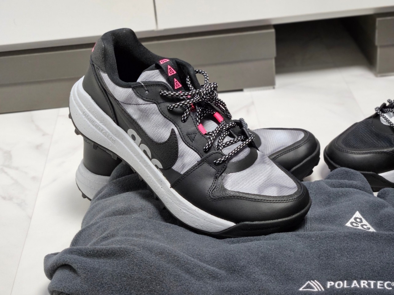 Nike ACG Lowcate SE Black Hyper Pink 착용 스타일 - 1