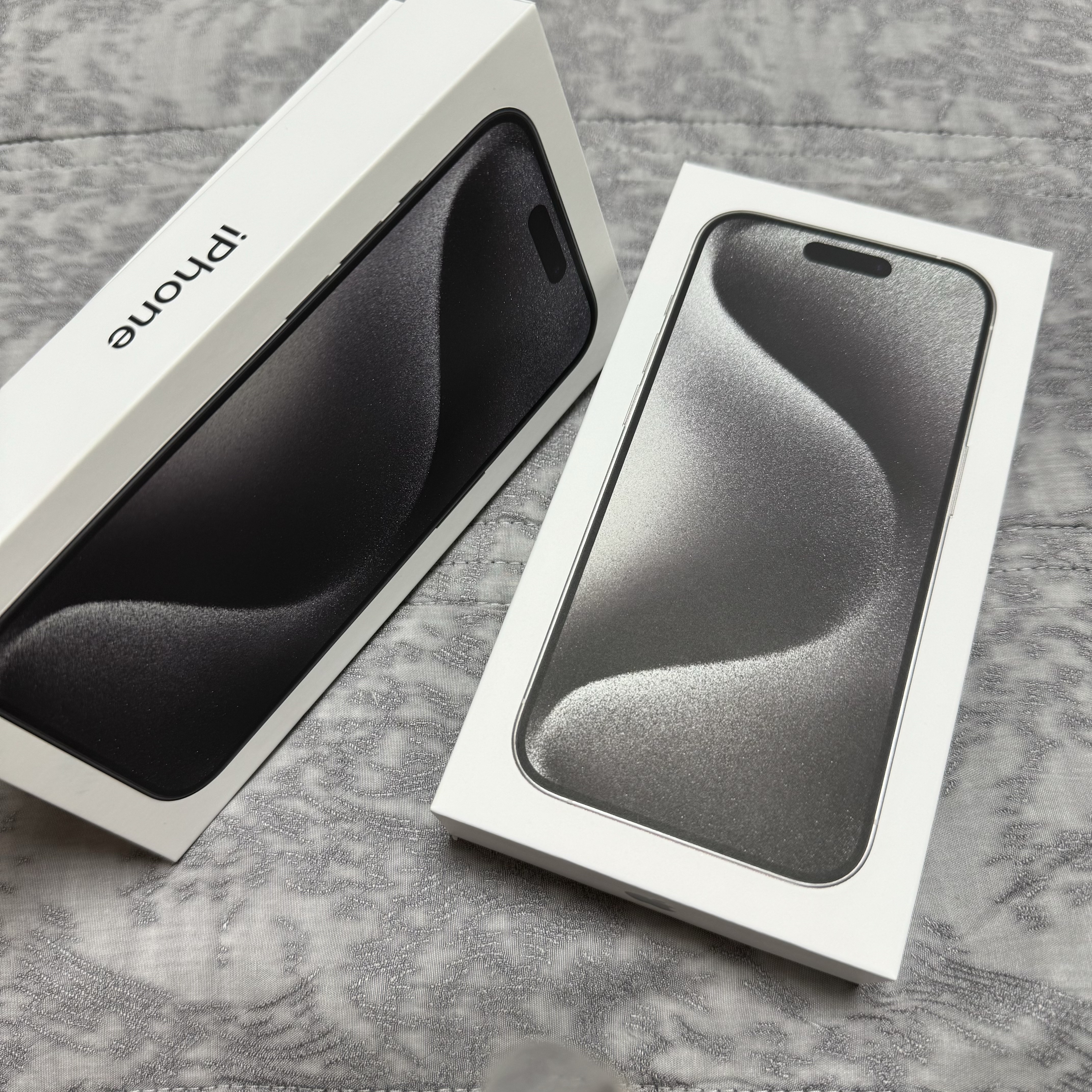 Apple iPhone 15 Pro 256GB White Titanium (Korean Ver.), Apple iPhone 15 Pro 256GB Black Titanium (Korean Ver.) 착용 스타일