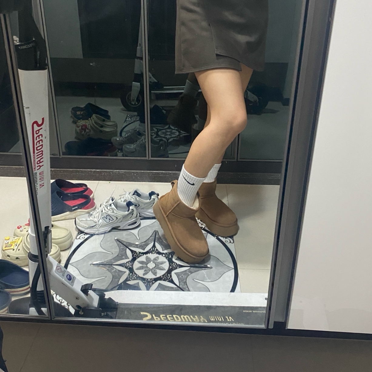 (W) UGG Classic Mini Platform Boots Chestnut 착용 스타일 - 3