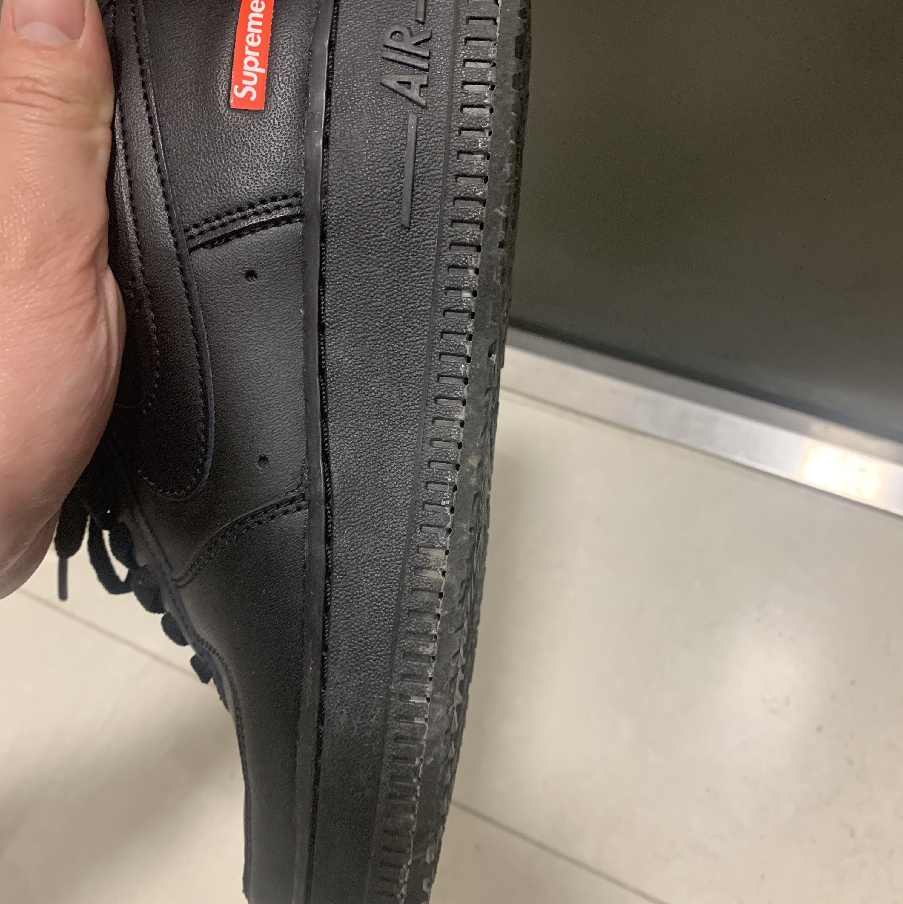 Nike x Supreme Air Force 1 Low Black 착용 스타일 - 1