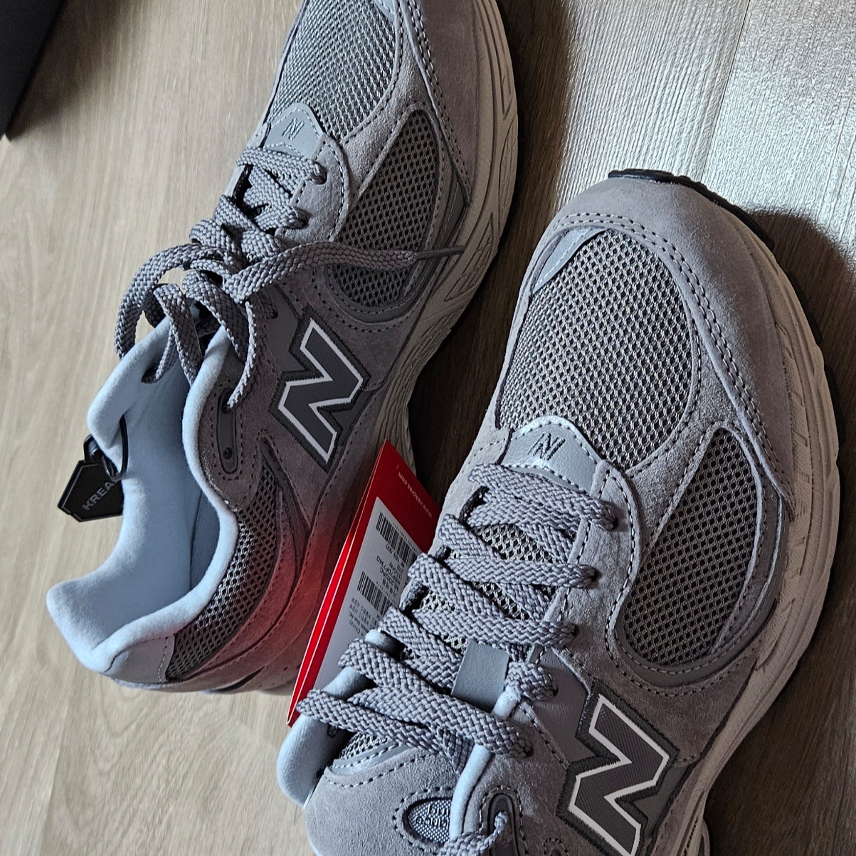 New Balance 2002R Grey 착용 스타일