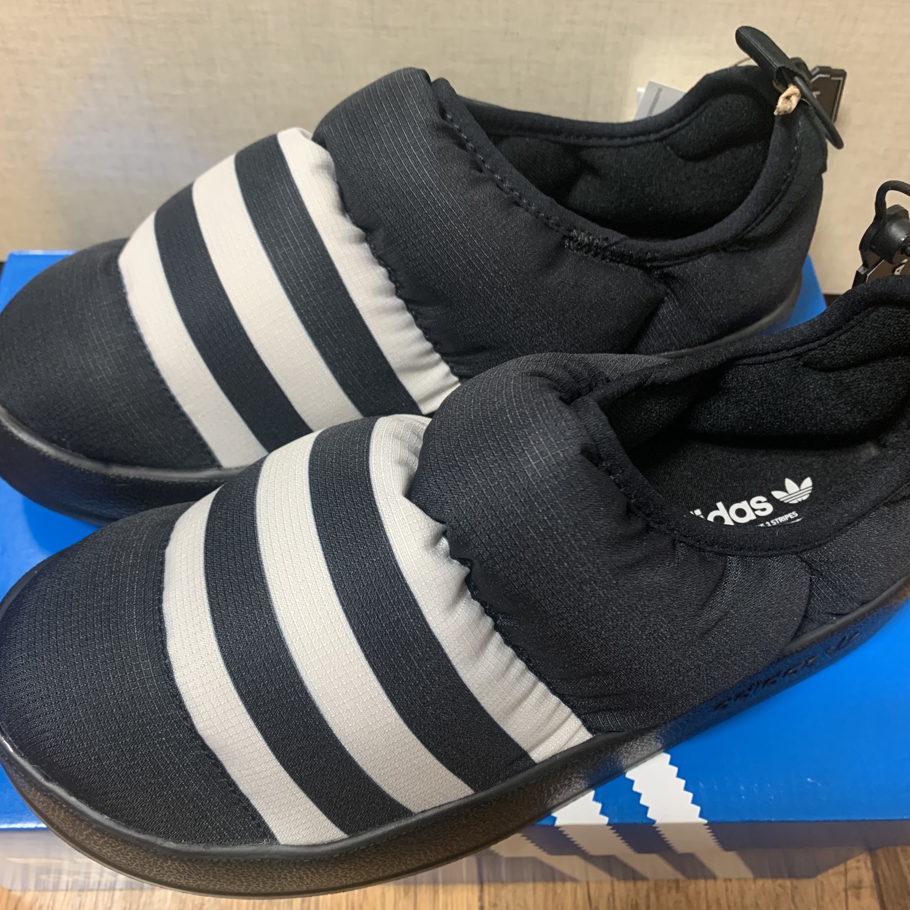 Adidas Puffylette Core Black 착용 스타일 - 1
