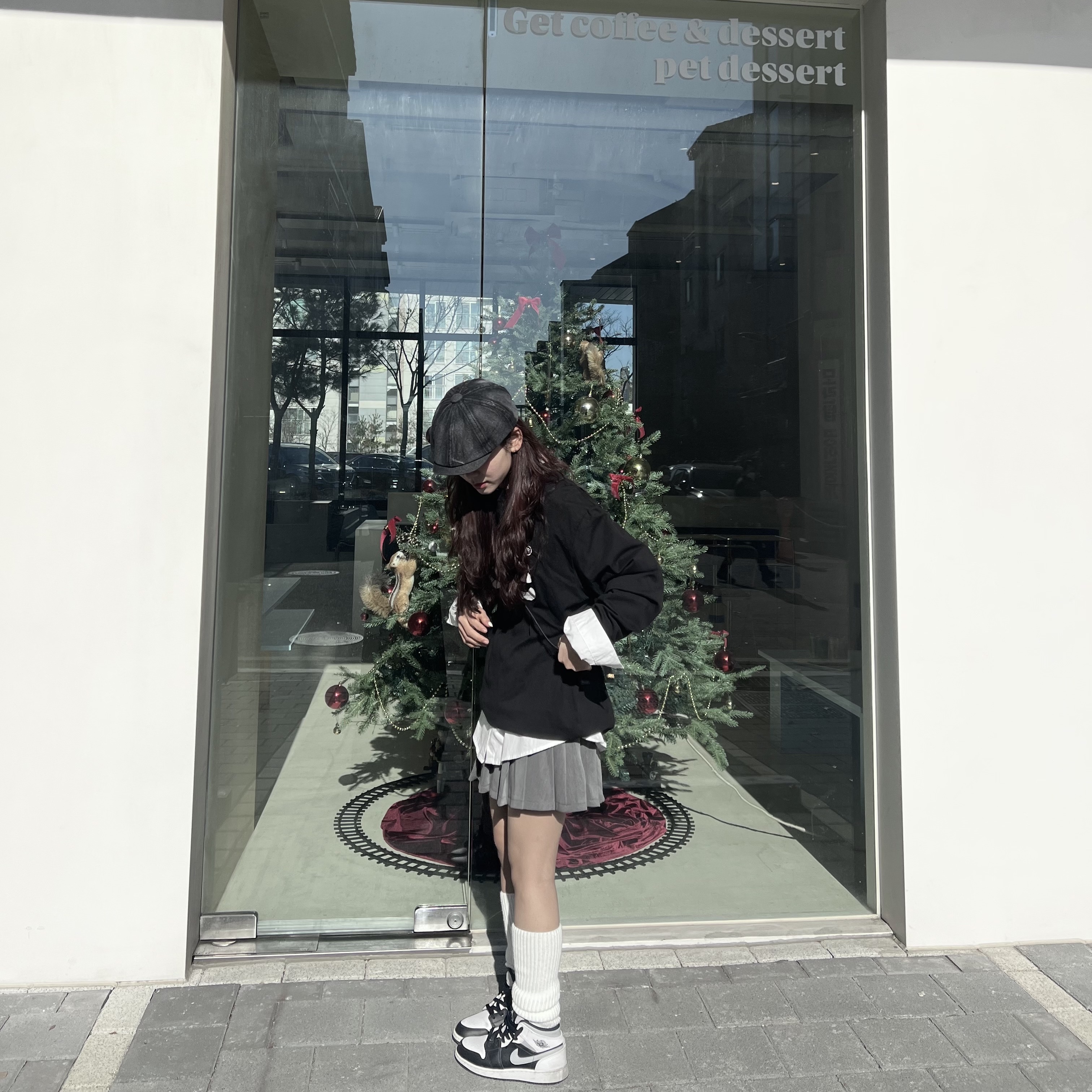 (GS) Jordan 1 Mid White Shadow, Jacquemus Le Chiquito Signature Leather Mini Handbag Black 착용 스타일 - 1