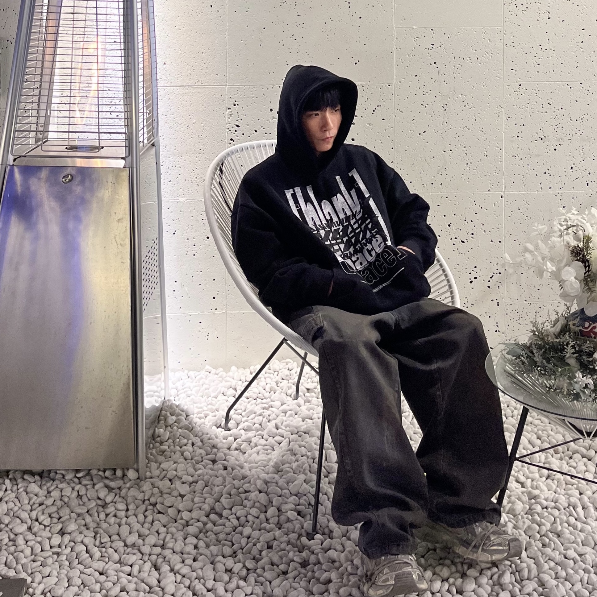 Farfromwhat Far Blank Space Hoodie Black, Ourpas 066 Painted Saggy Jean 착용 스타일 - 3