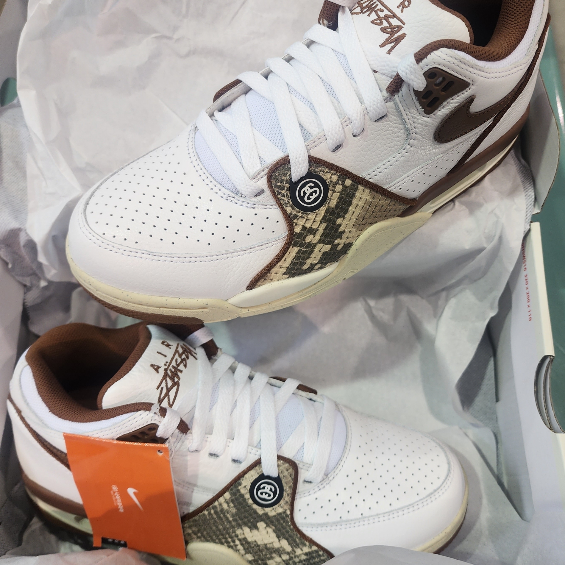 Nike x Stussy Air Flight 89 Low White and Pecan 착용 스타일 - 2