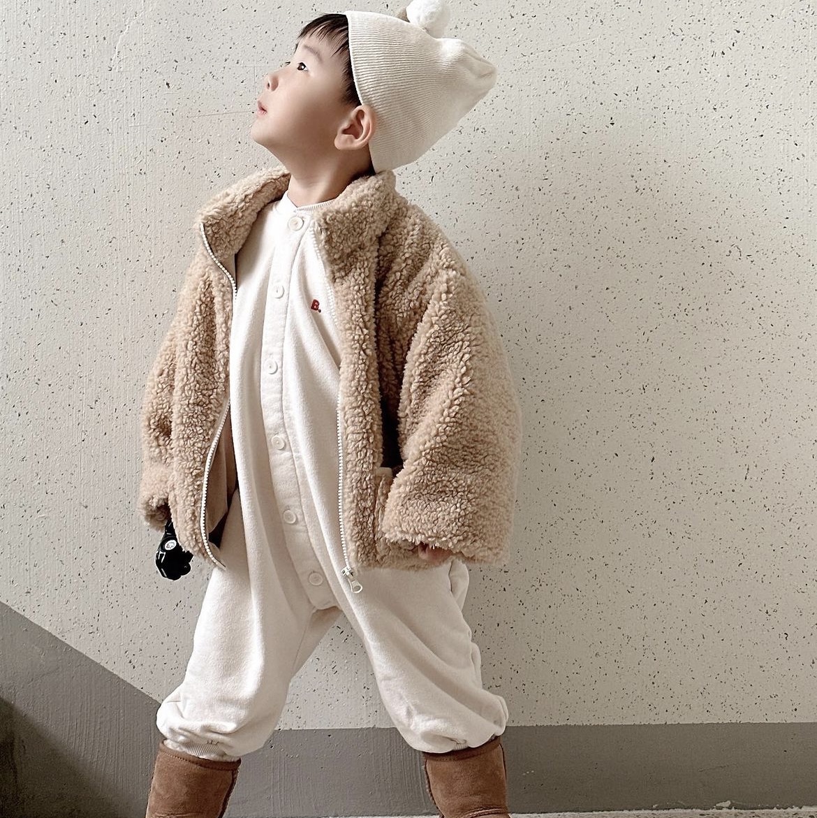 (Kids) UGG Classic II Mini Boots Chestnut 착용 스타일 - 2