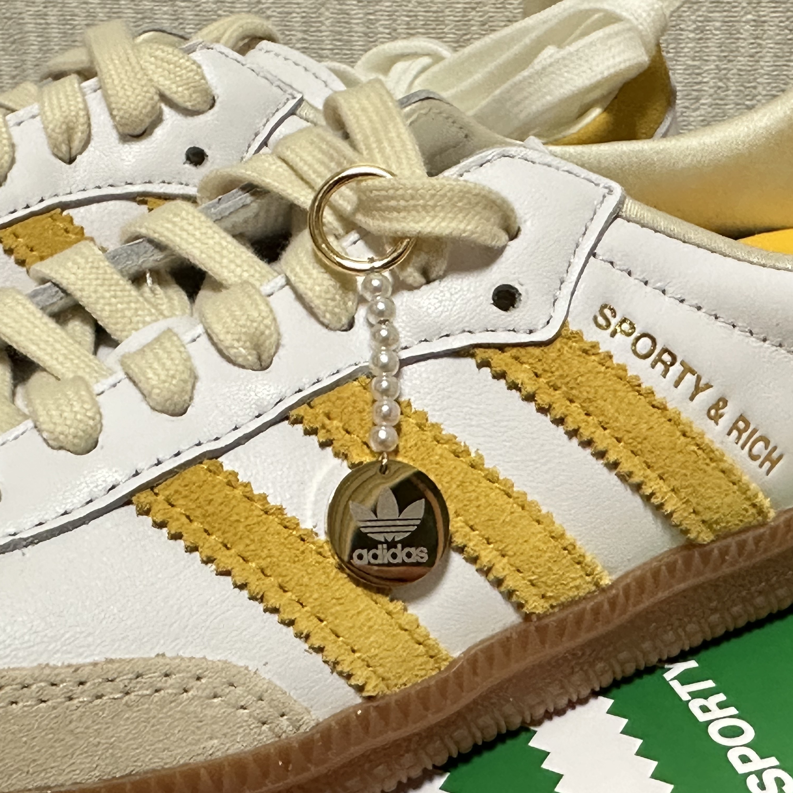 Adidas x Sporty & Rich Samba OG Cloud White Bold Gold 착용 스타일 - 3
