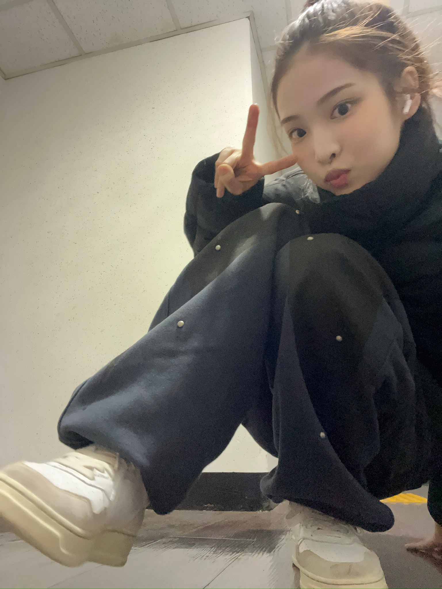 (W) Autry Medalist Low Leather Suede Sneakers White 착용 스타일 - 1
