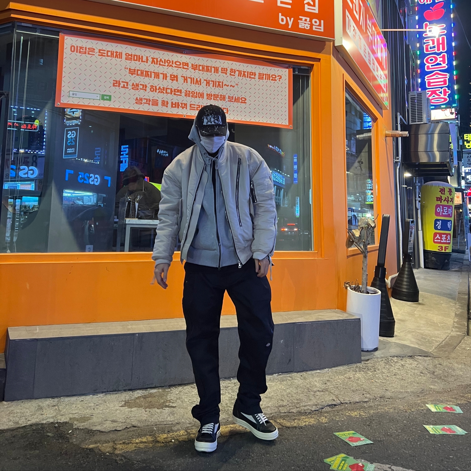 Rick Owens Luxor Vintage Sneakers Black Milk, Grailz Multi Zipper Bomber Jacket Black 착용 스타일