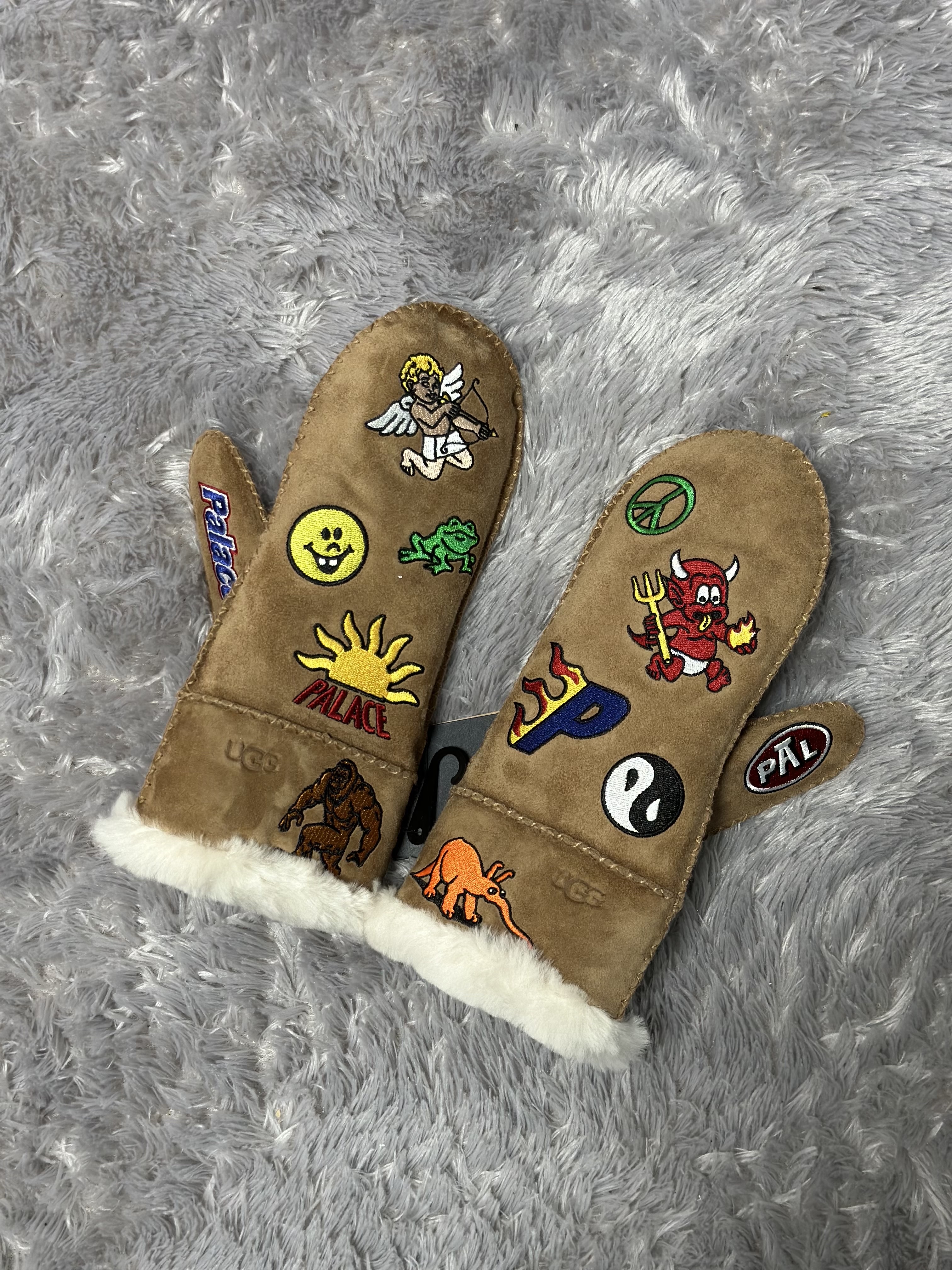 UGG x Palace Sheepskin Mitten Chestnut 착용 스타일