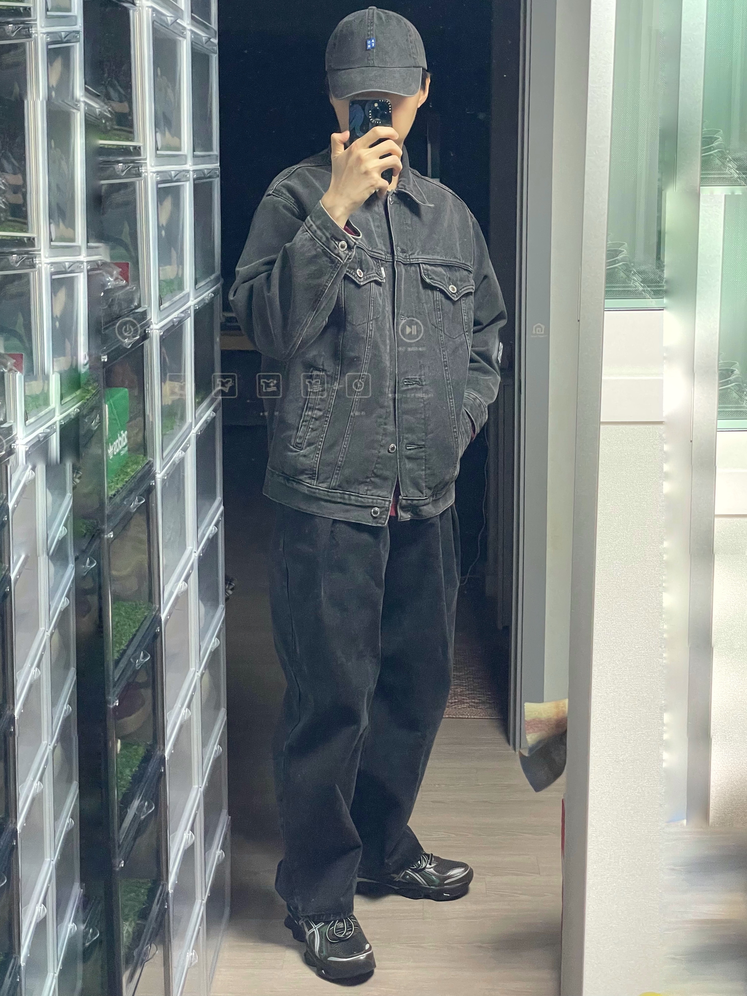 Ader Error Sig; TRS Tag Cap 01 Charcoal, Ader Error Sig; TRS Tag Jeans 02 Noir 착용 스타일