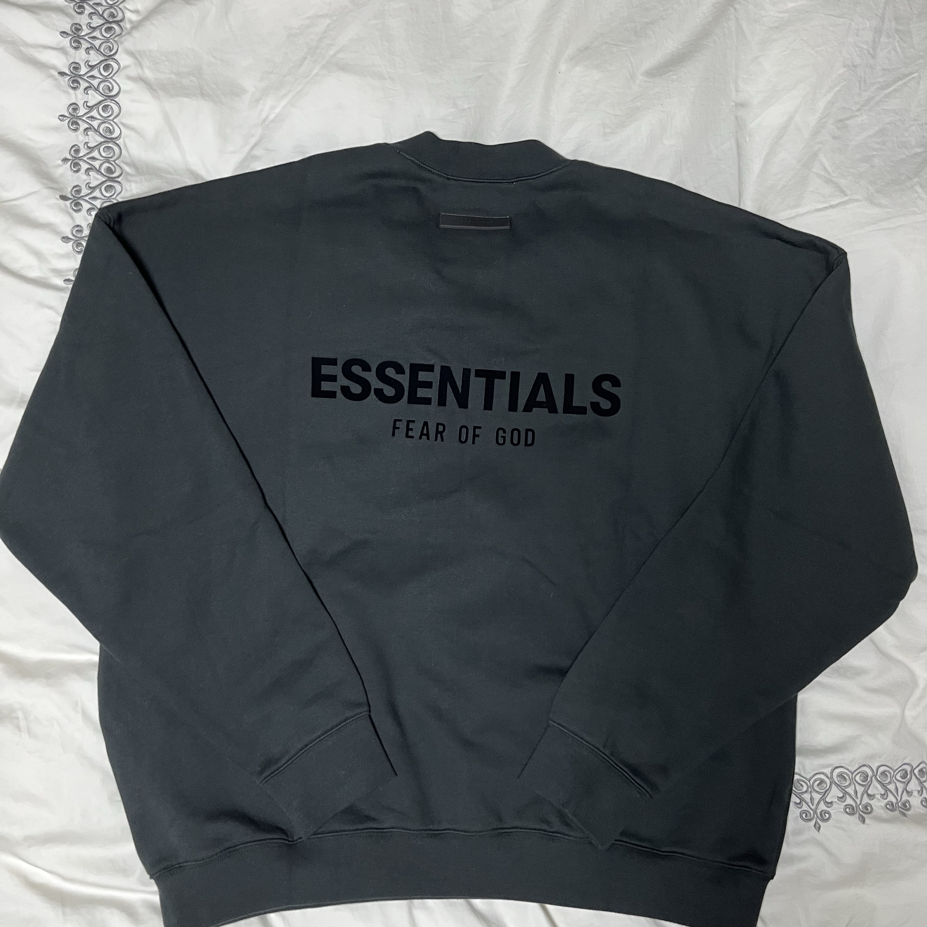 Essentials The Core Collection Crewneck Sweatshirt Stretch Limo 착용 스타일