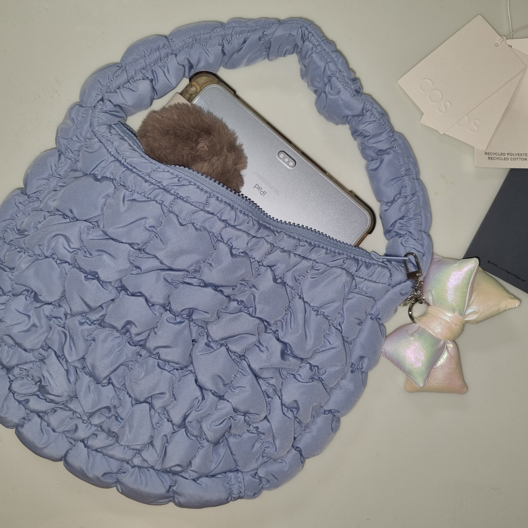 COS Quilted Mini Bag Light Blue, [KREAM 단독] Bloomingtale Padded Ribbon Keyring White 착용 스타일