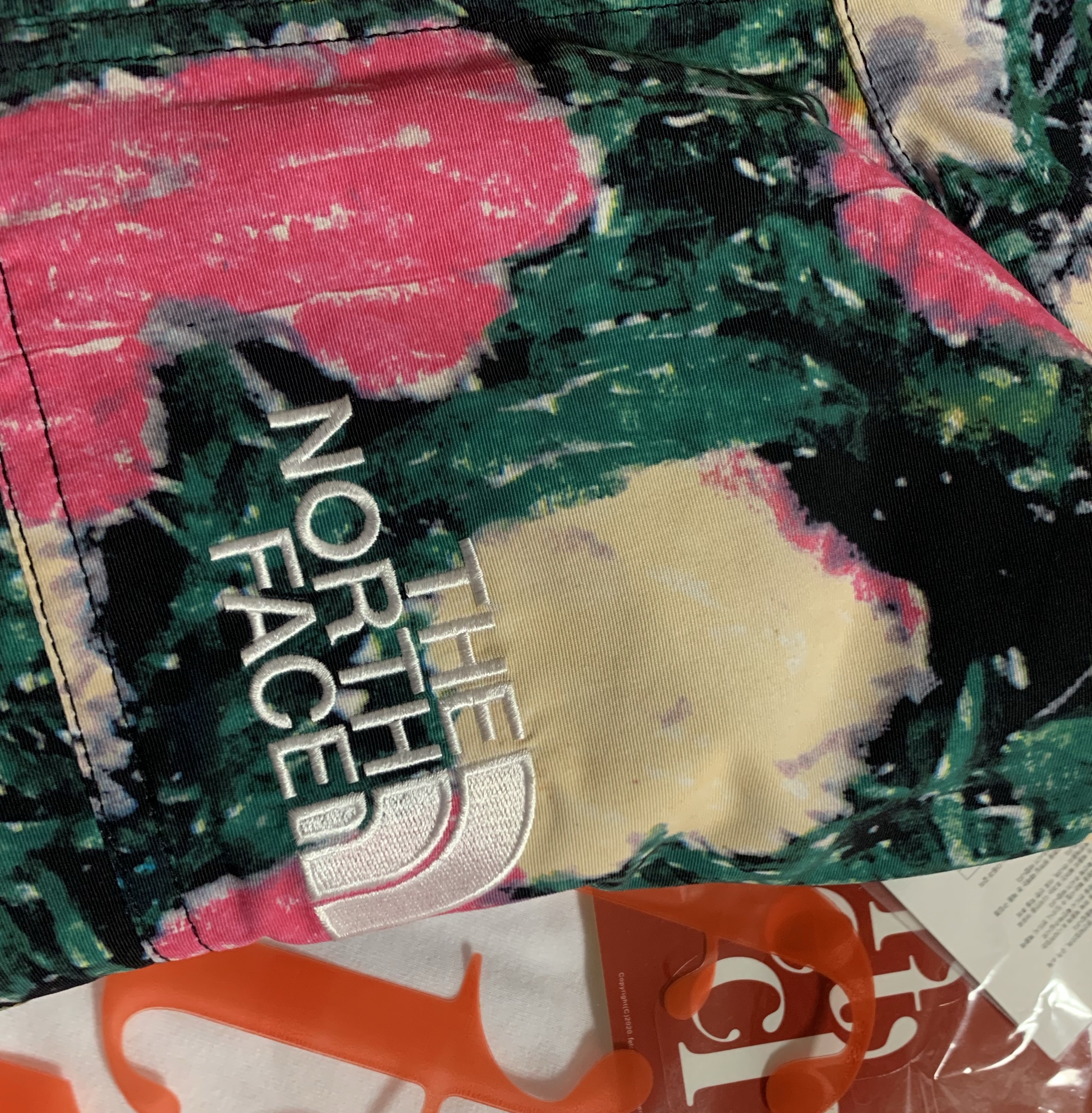 Supreme x The North Face Trekking Convertible Jacket Flowers - 22SS 착용 스타일