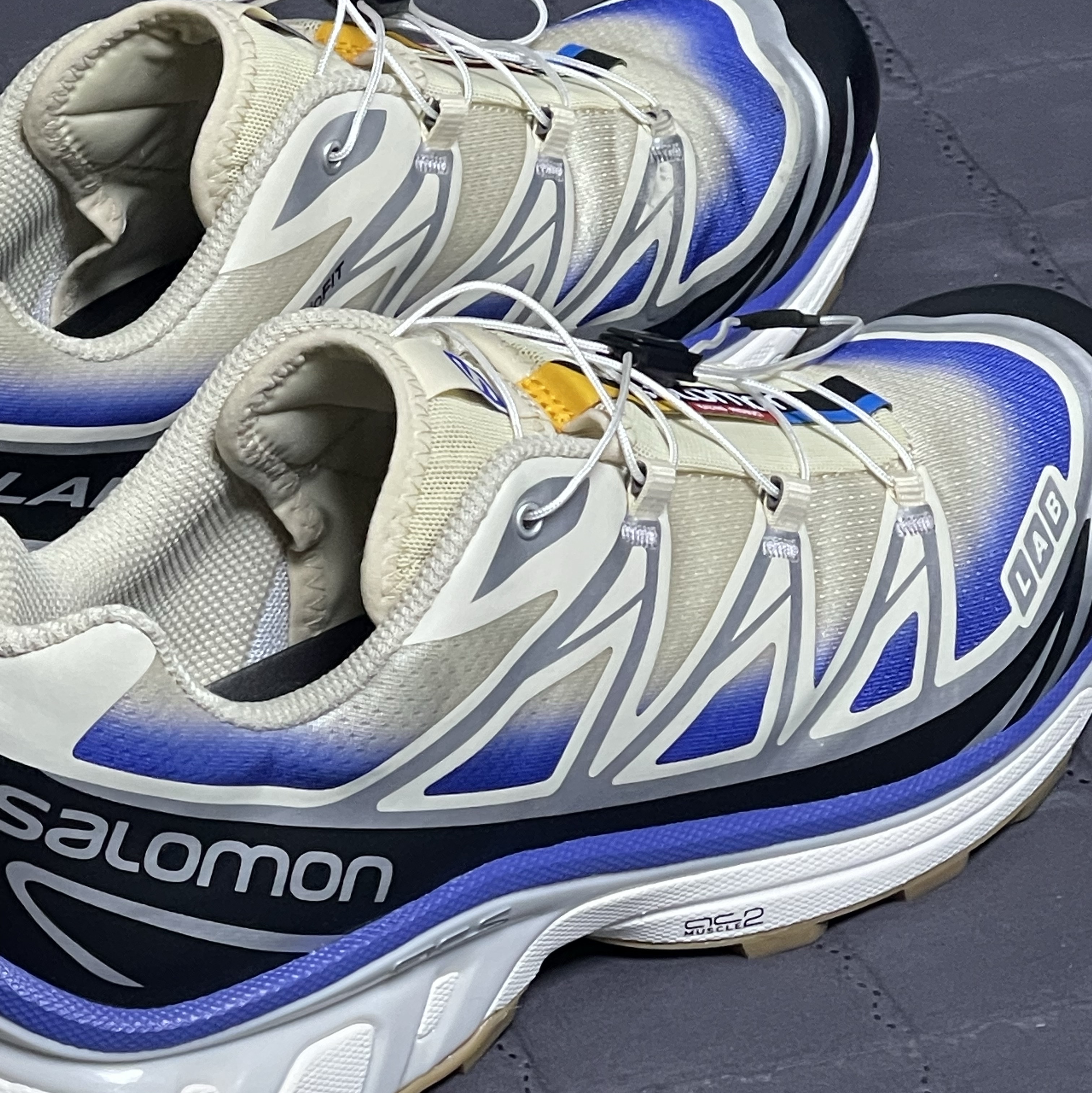 Salomon XT-6 Skyline Bleached Sand Dazzling Blue 착용 스타일 - 2