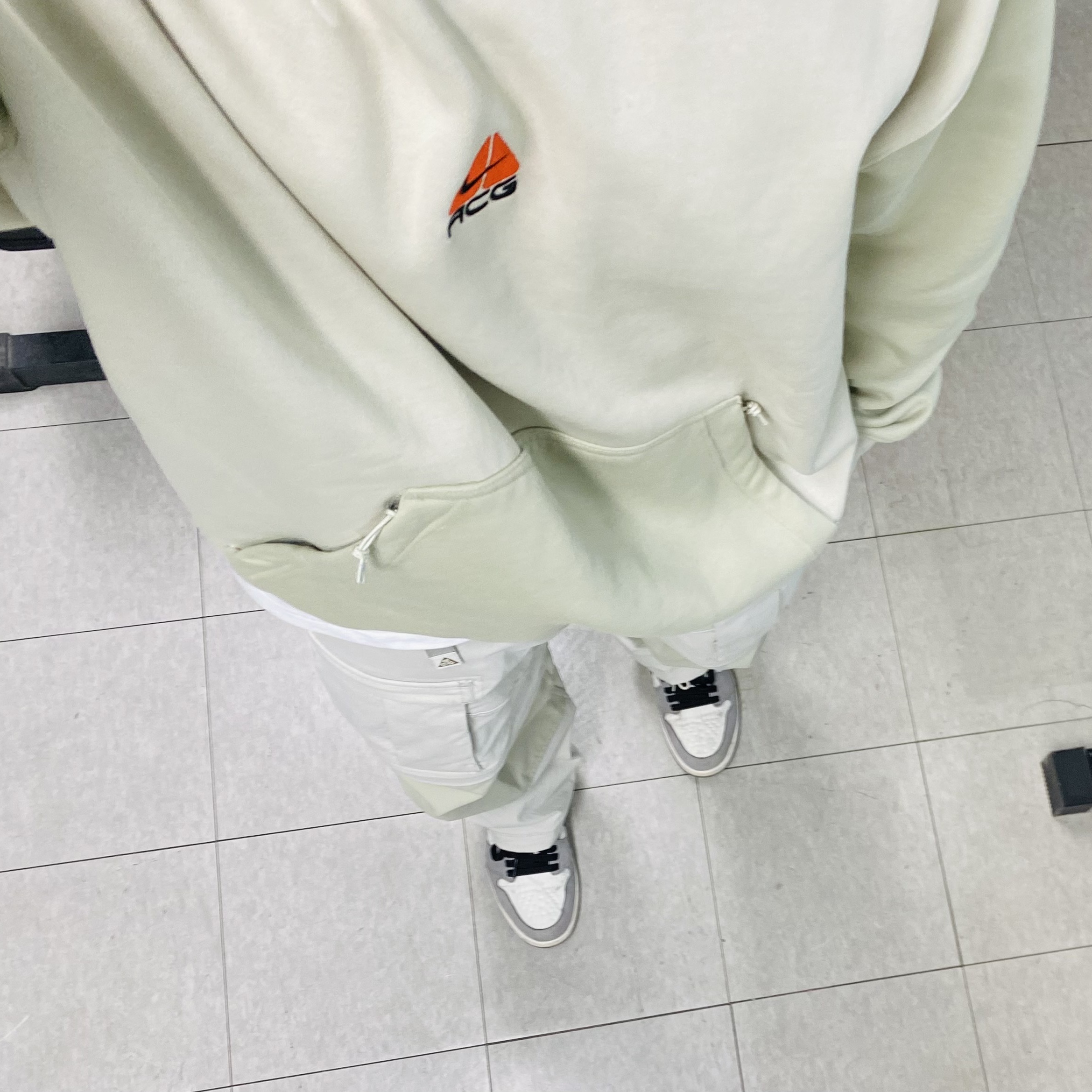 Nike ACG Therma-Fit Pullover Fleece Hoodie Light Bone - Asia, Nike ACG Smith Summit Cargo Pants Light Bone - Asia 착용 스타일