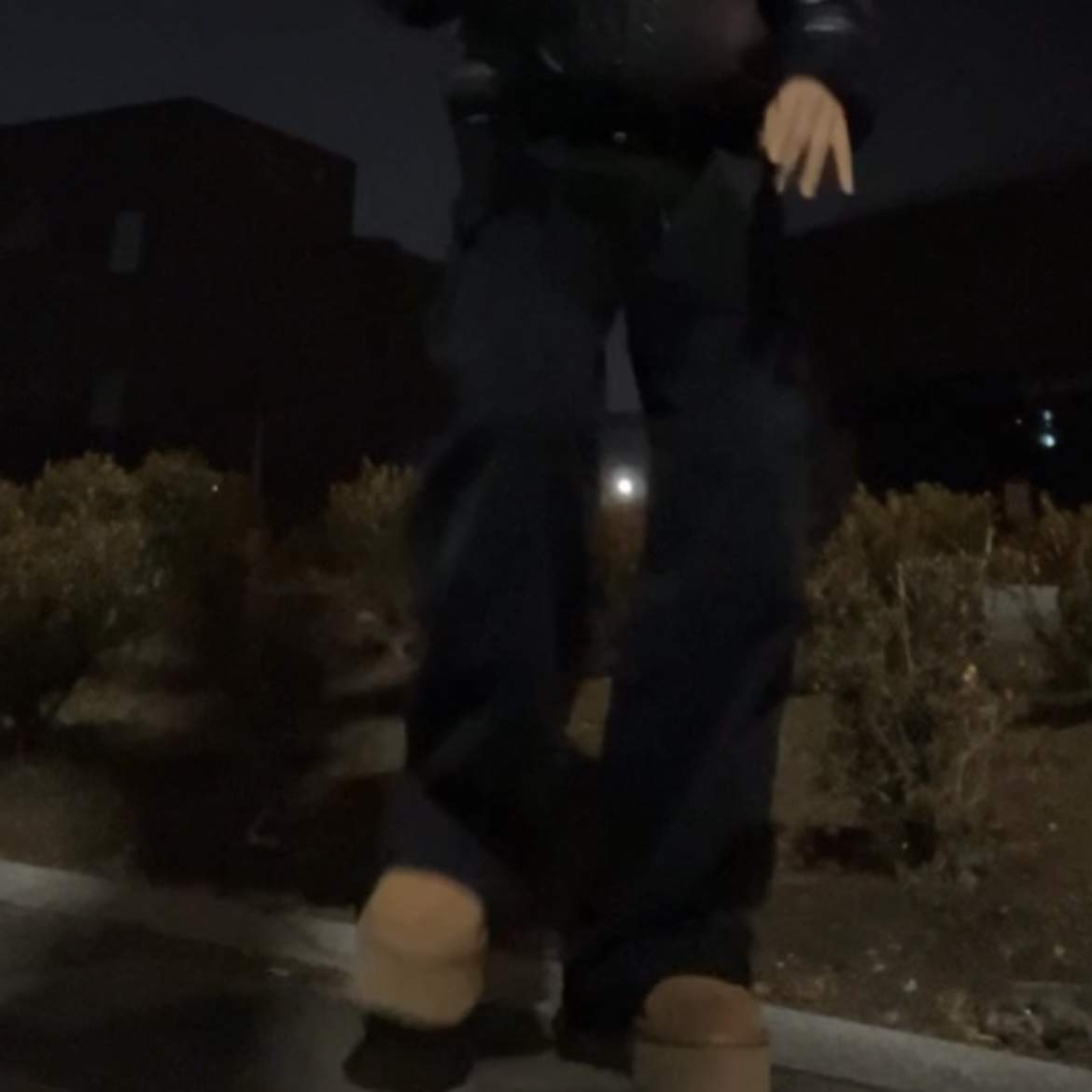 (W) UGG Classic Ultra Mini Platform Boots Chestnut, (W) The North Face White Label Novelty Nuptse Down Jacket Black 착용 스타일 - 2