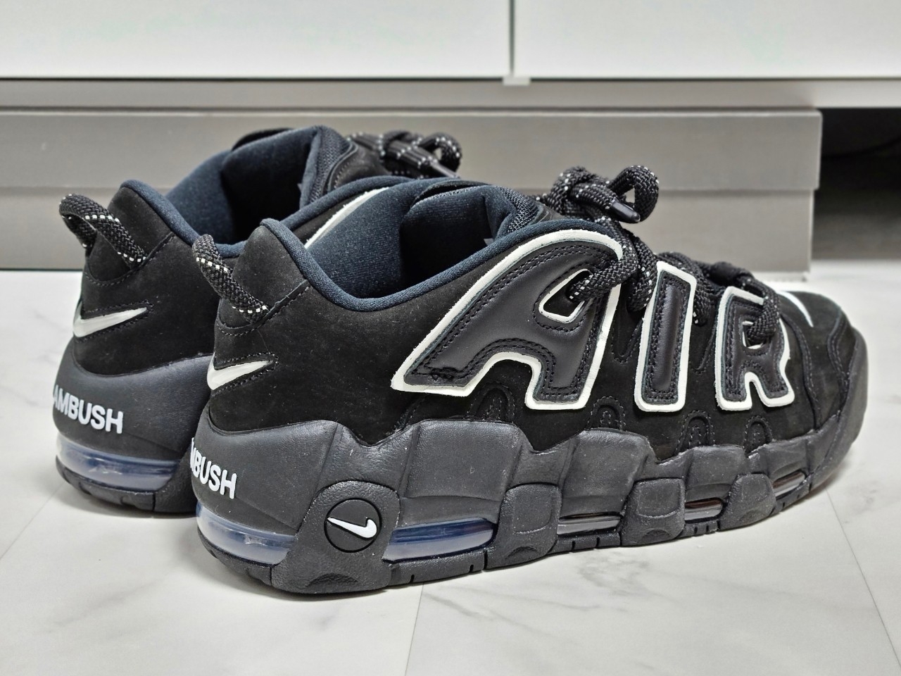 Nike x Ambush Air More Uptempo Low Black and White 착용 스타일 - 8
