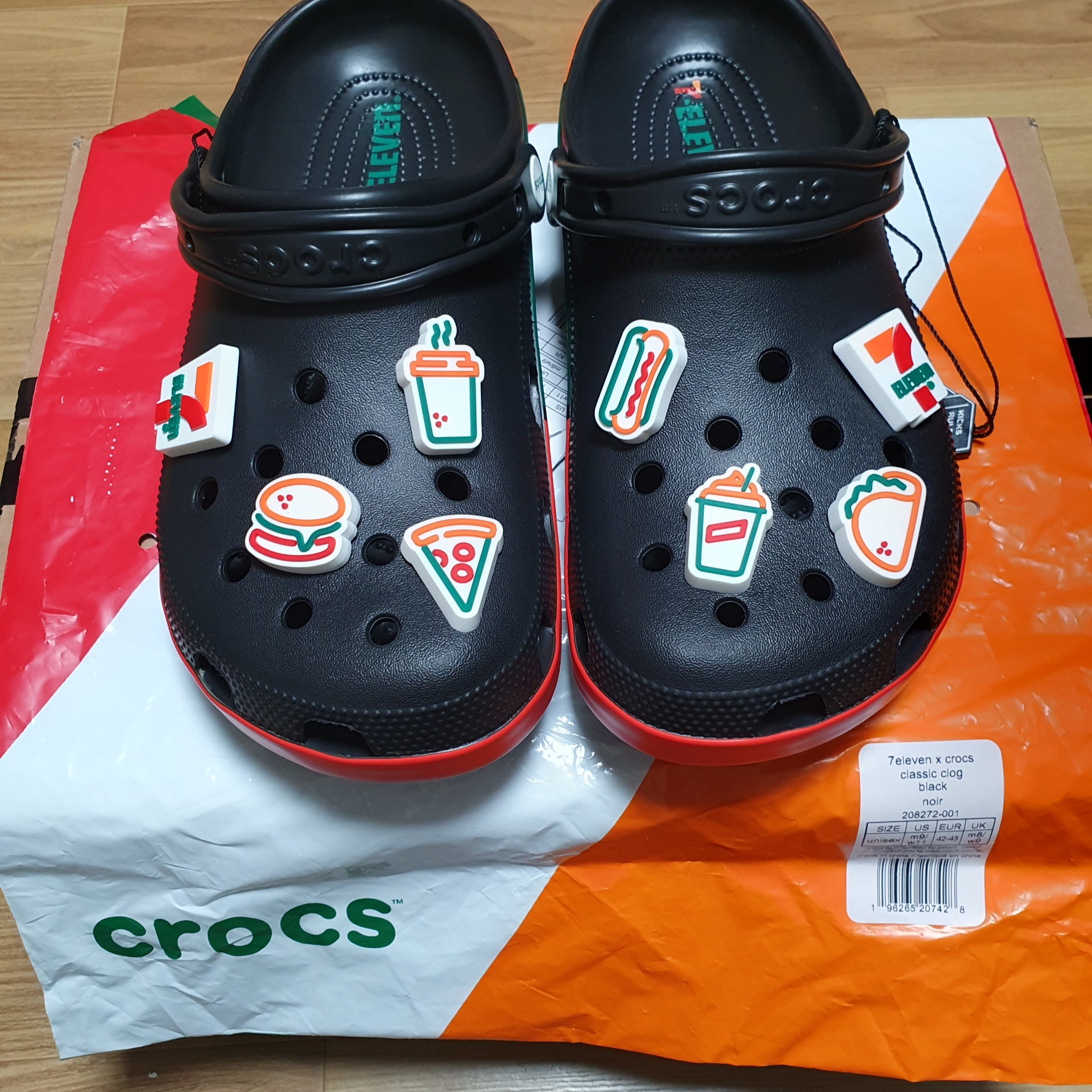 Crocs x 7-Eleven Classic Clog Black 착용 스타일 - 2